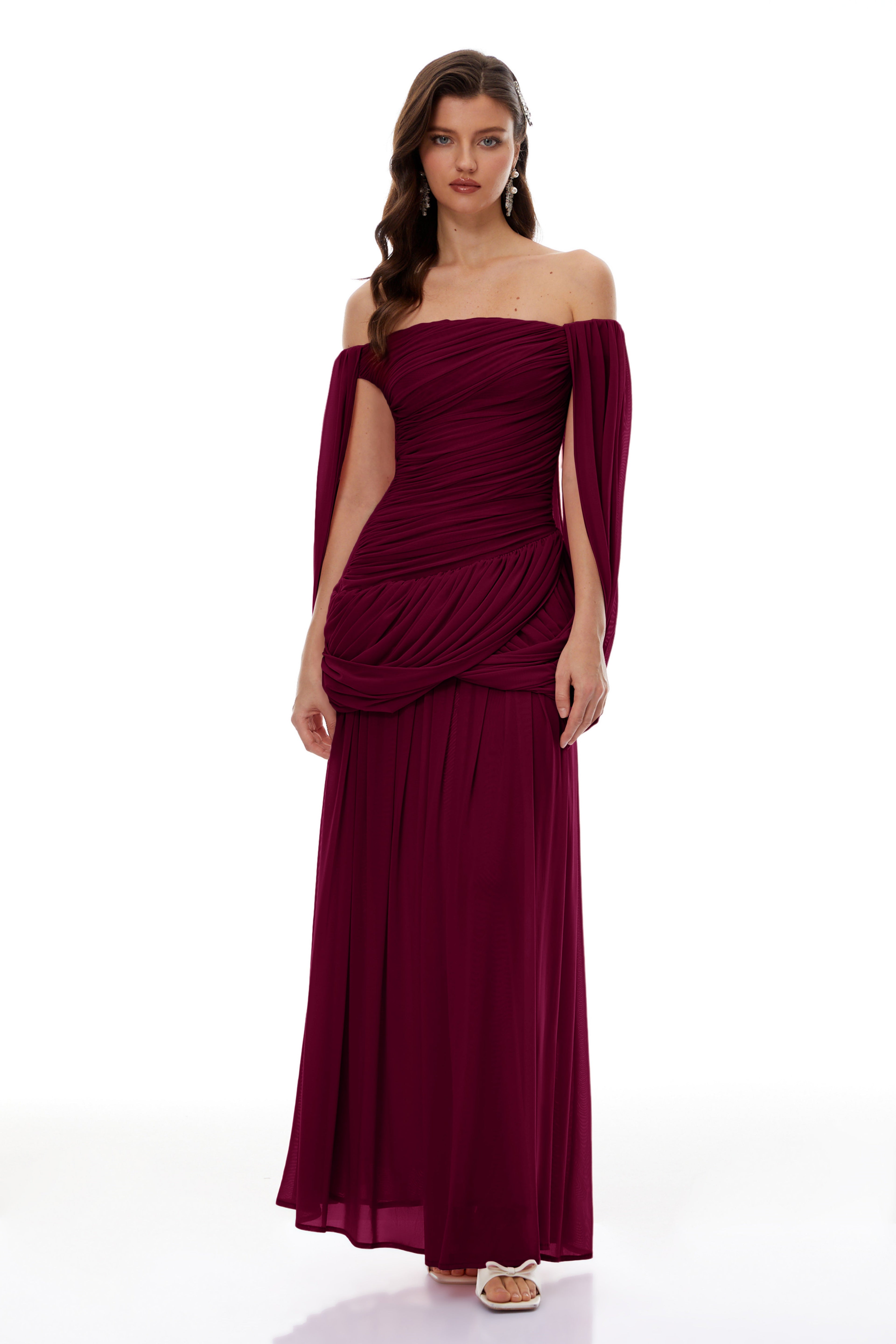 Vestido maxi rojo con fruncido frontal de la marca MRNewyork, diseño elegante y cómodo para ocasiones especiales.