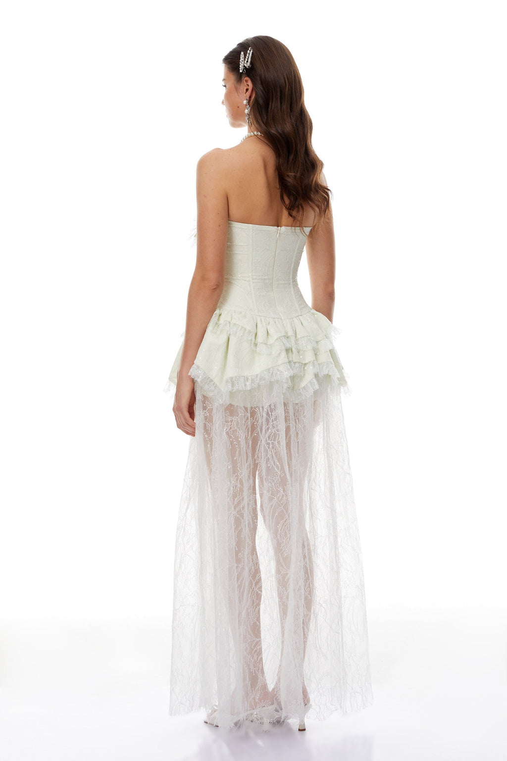 Vestido maxi de encaje floral en capas verdes de MRNewyork, con diseño largo y elegante.