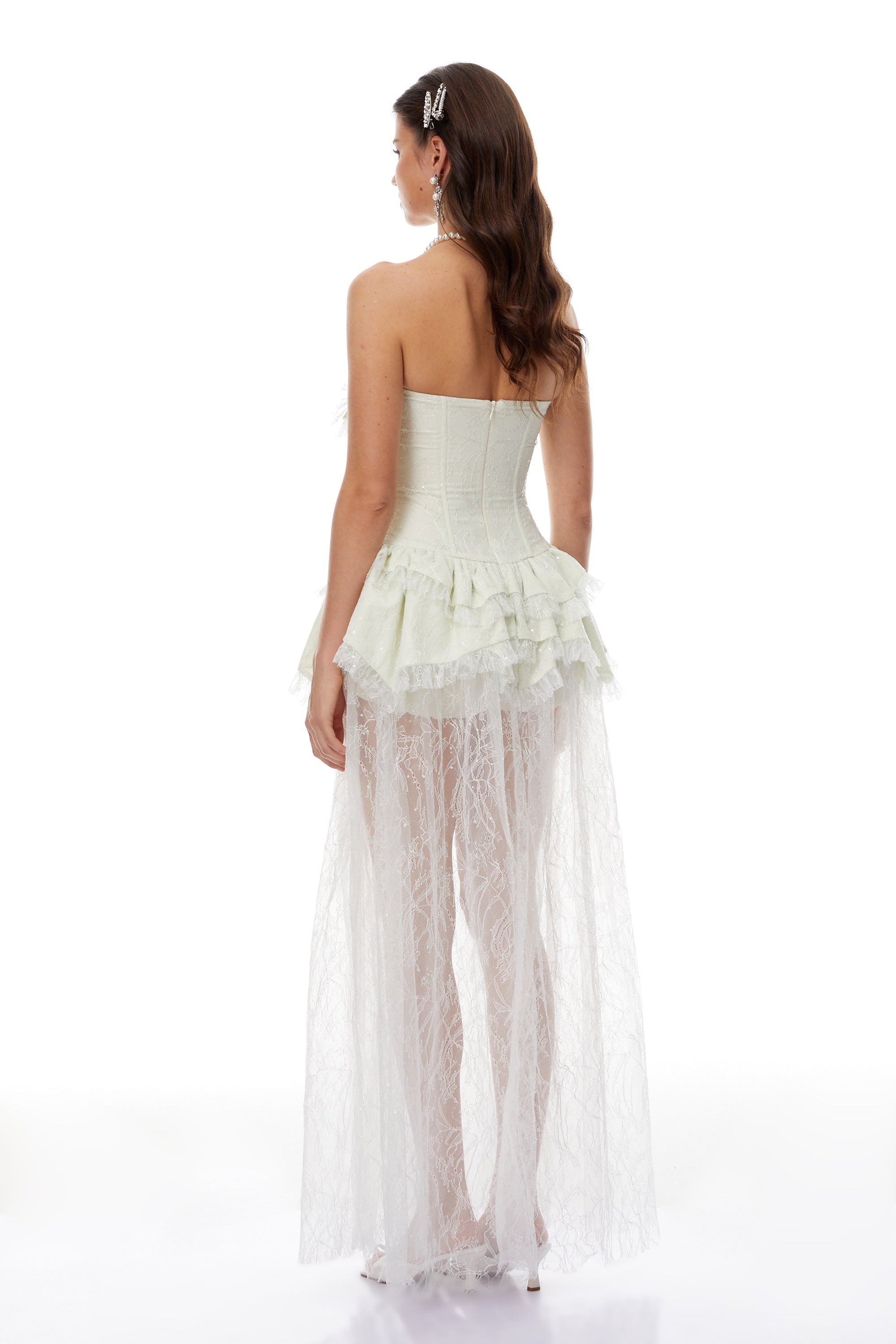 Vestido maxi de encaje floral en capas verdes de MRNewyork, con diseño largo y elegante.