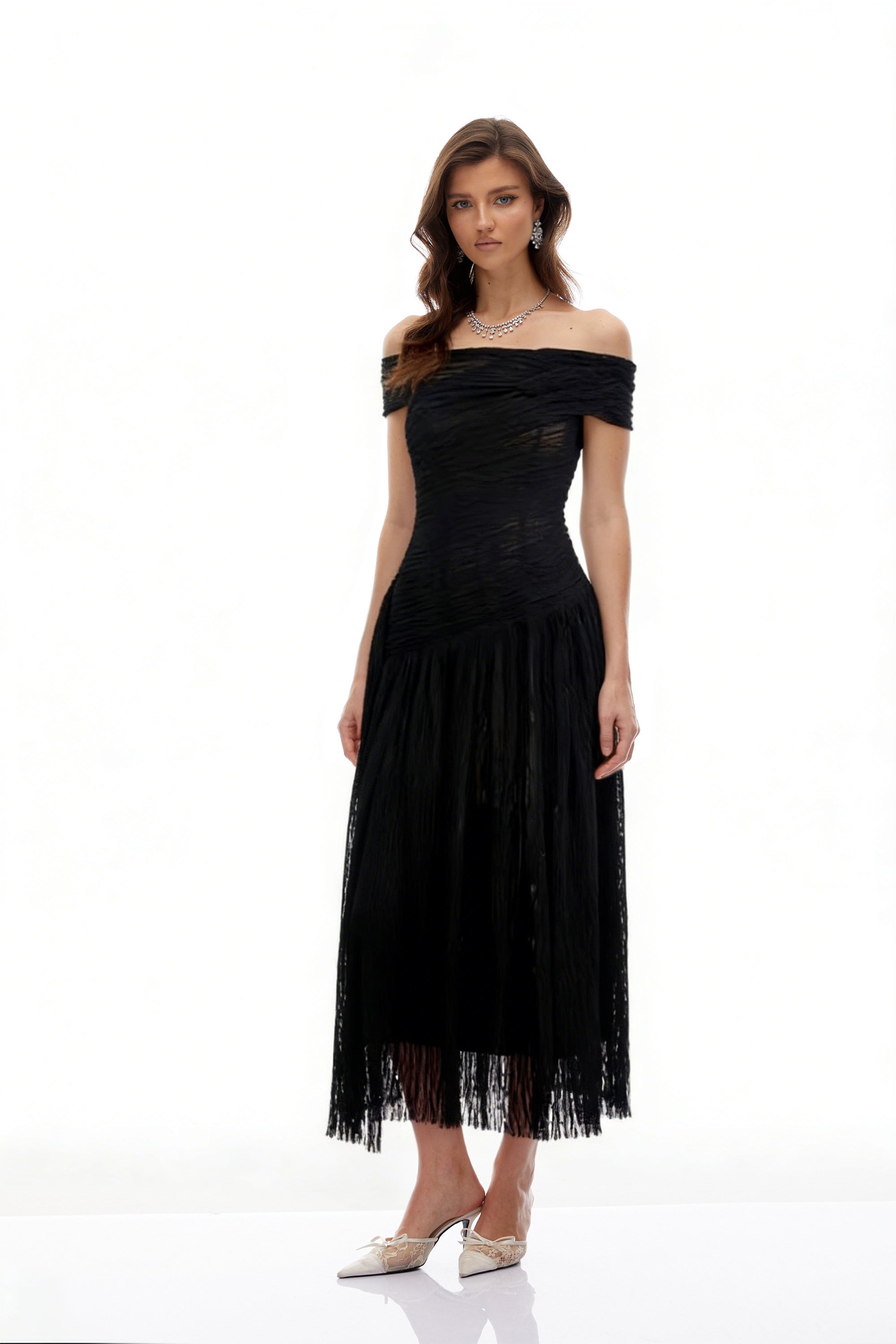 Vestido midi negro asimétrico de textura arrugada de MRNewyork, con diseño único y detalles de drapeado en la parte frontal.
