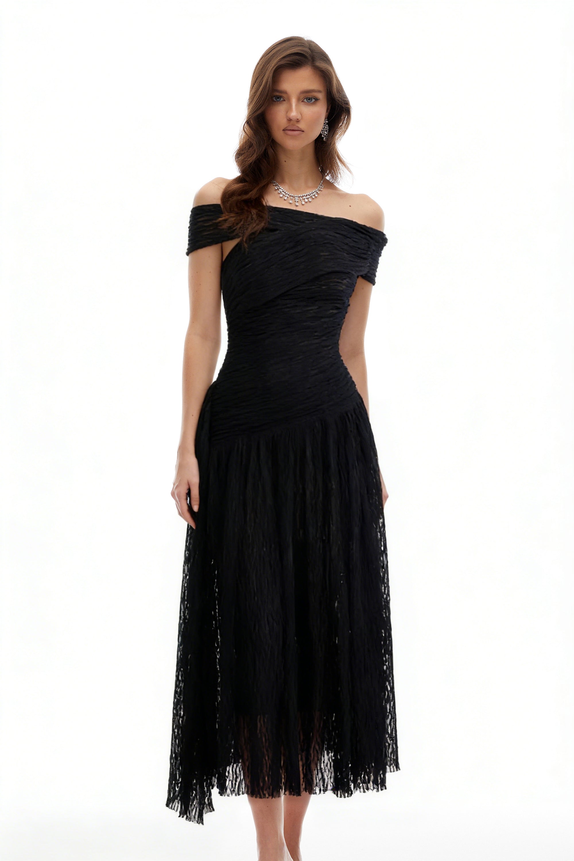 Vestido midi negro asimétrico con textura y fruncido de la marca MRNewyork, visible con diseño elegante y detalles únicos.