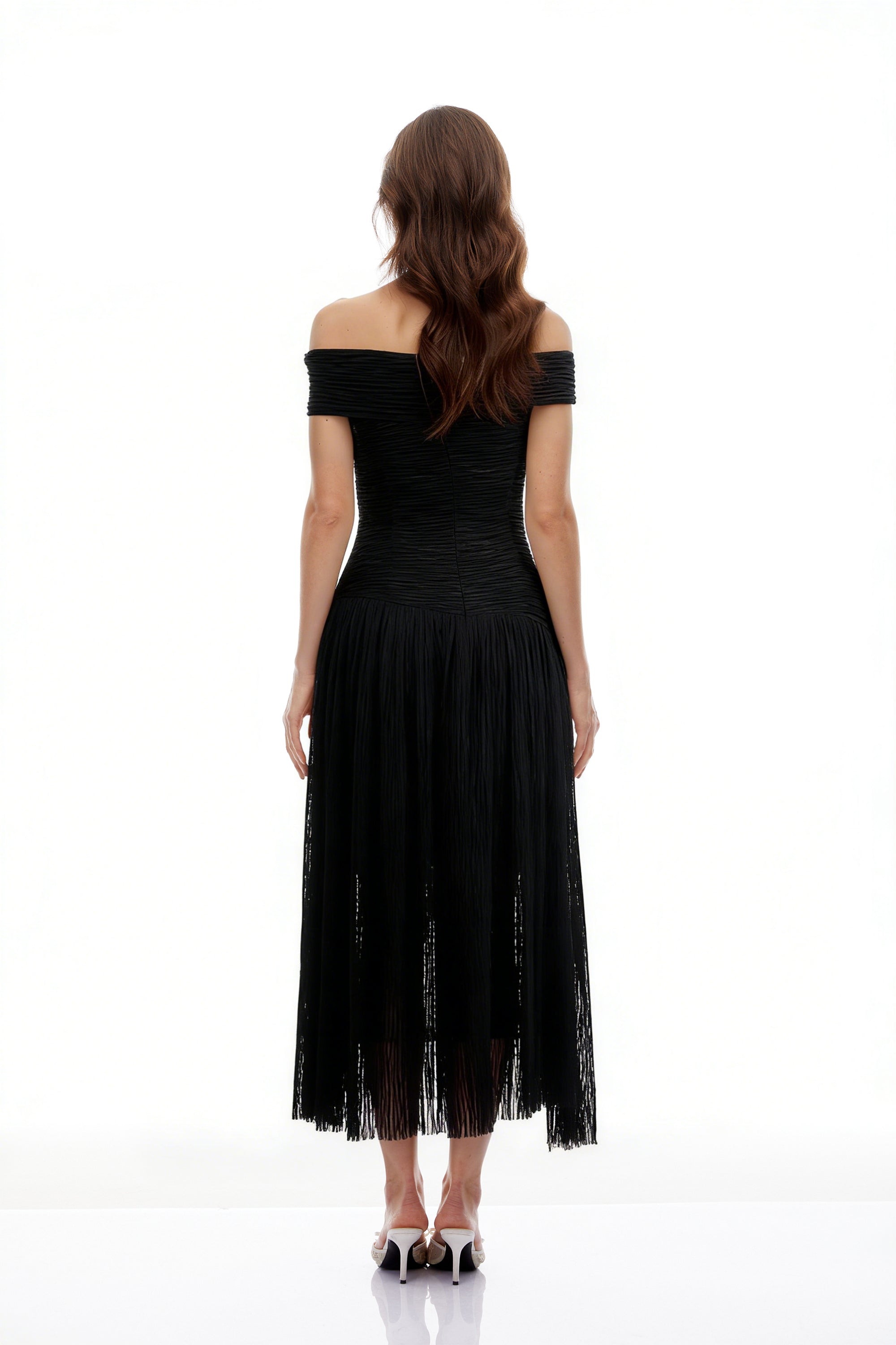 Vestido midi asimétrico negro con textura arrugada de MRNewyork, diseño elegante y moderno.