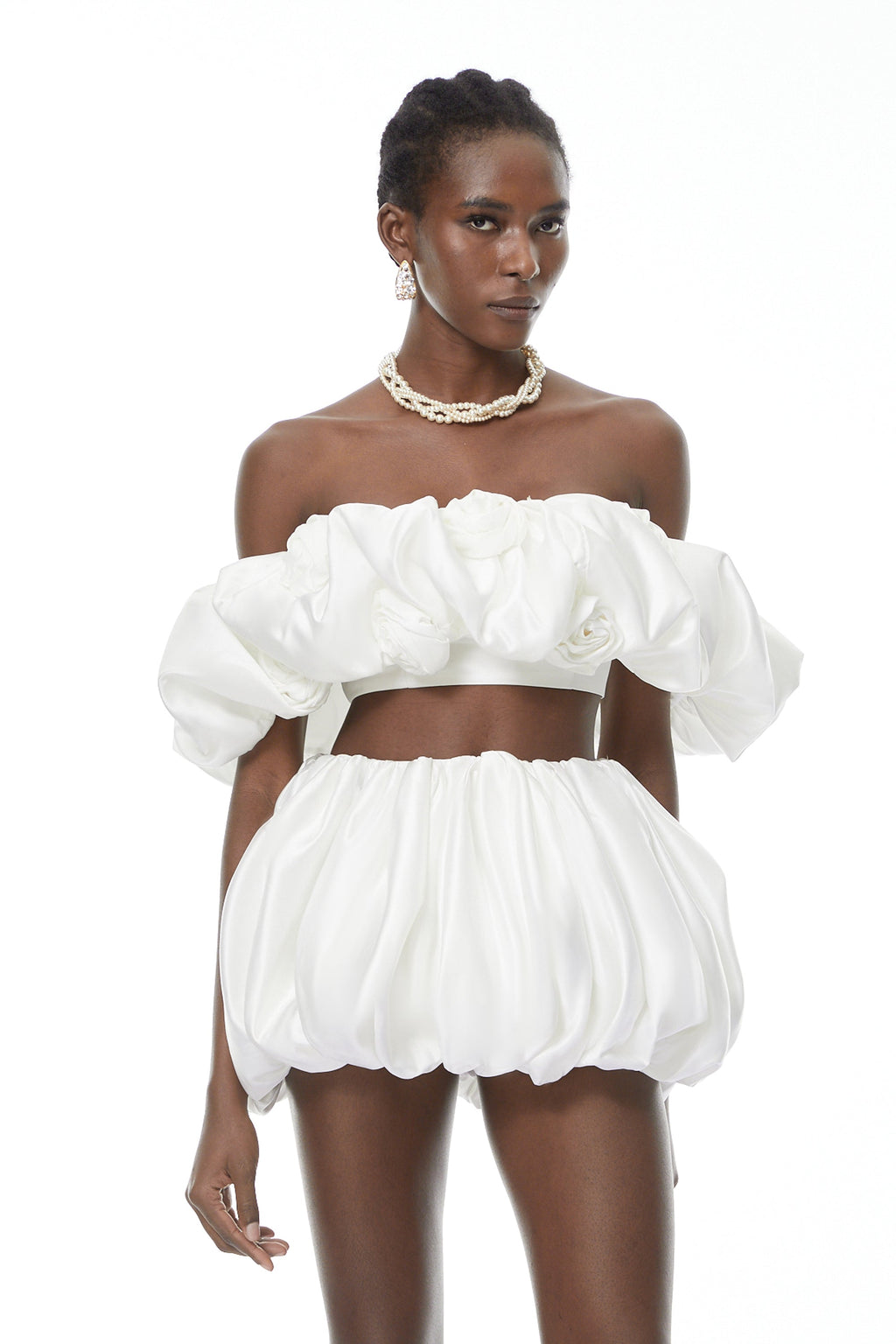 Conjunto de top blanco y shorts burbuja con pétalos 3D de MRTokyo, estilo elegante y moderno para mujer.
