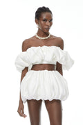 Conjunto de top blanco y shorts burbuja con pétalos 3D de MRTokyo, estilo elegante y moderno para mujer.