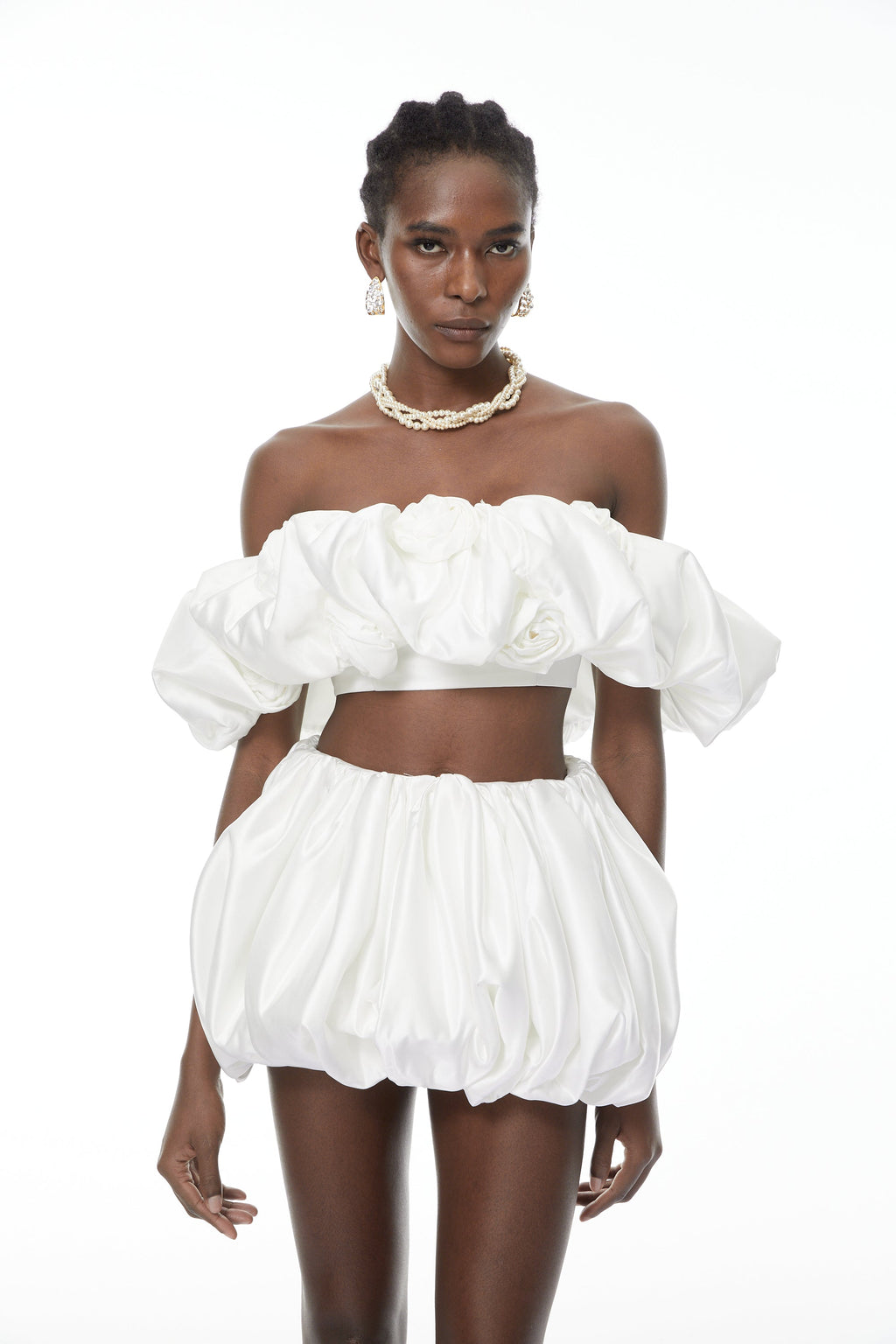 Conjunto de top blanco y pantalones cortos burbuja con pétalos 3D de MRTokyo, estilo moderno y elegante.