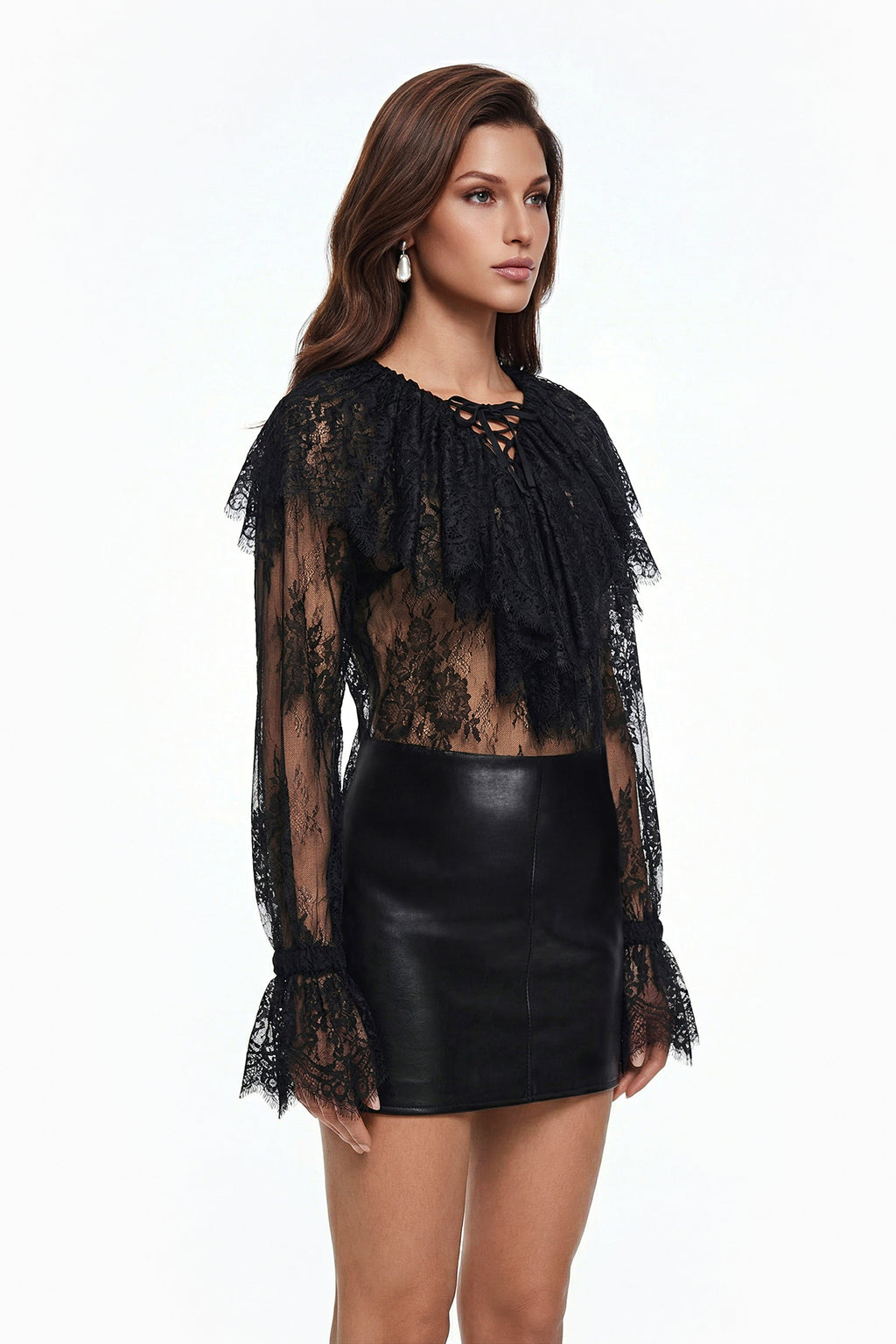 Blusa negra de encaje semi-transparente Tilly de MRNewyork, con detalles delicados y diseño elegante para mujer.