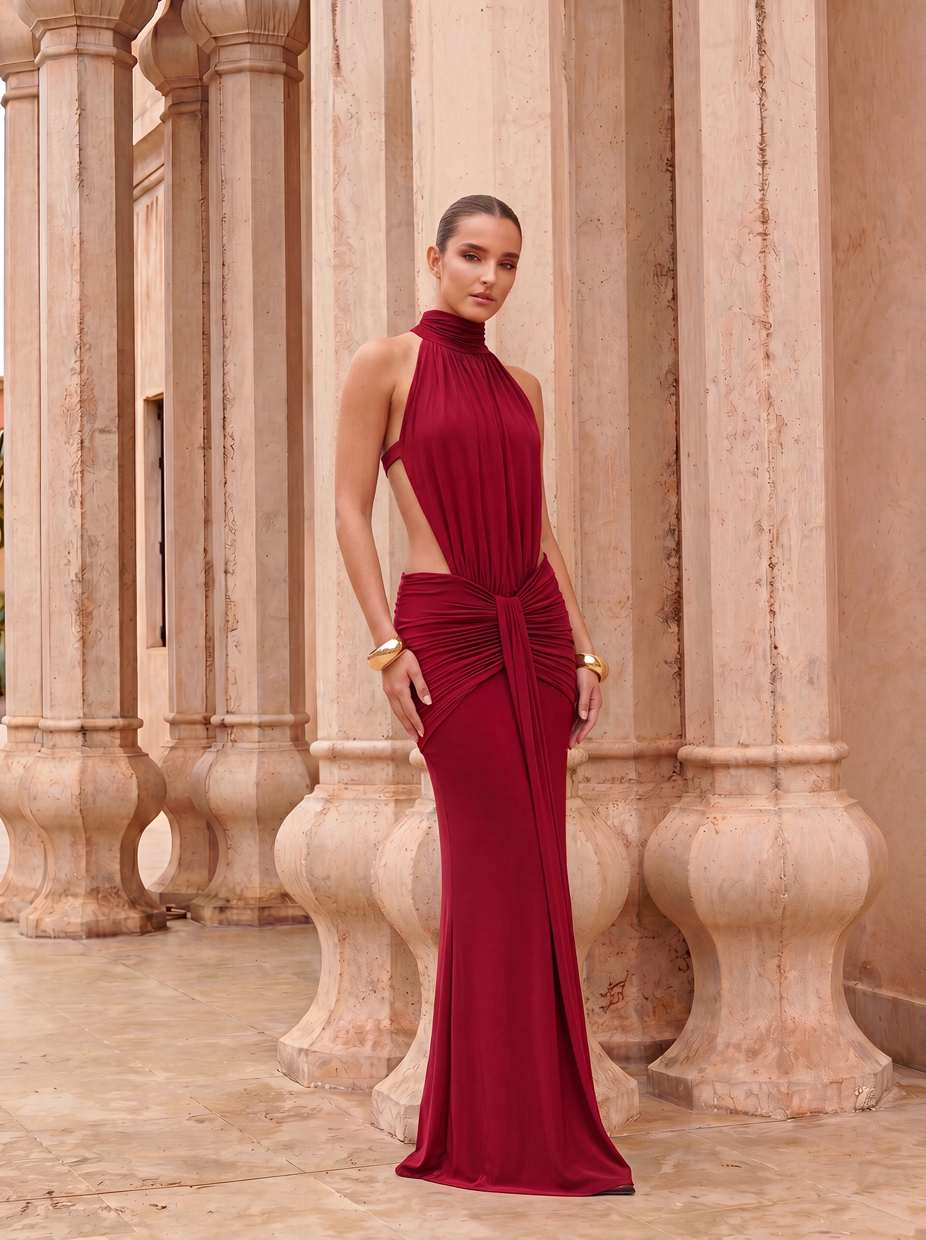 Vestido elegante de la marca Elara Voss, diseñado por Sofia Bellini, con detalles modernos en una fotografía editorial de moda.