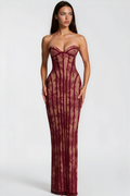 Vestido largo maxi rojo con encaje floral y corsé ajustado de la marca MRNewyork, en una vista frontal.