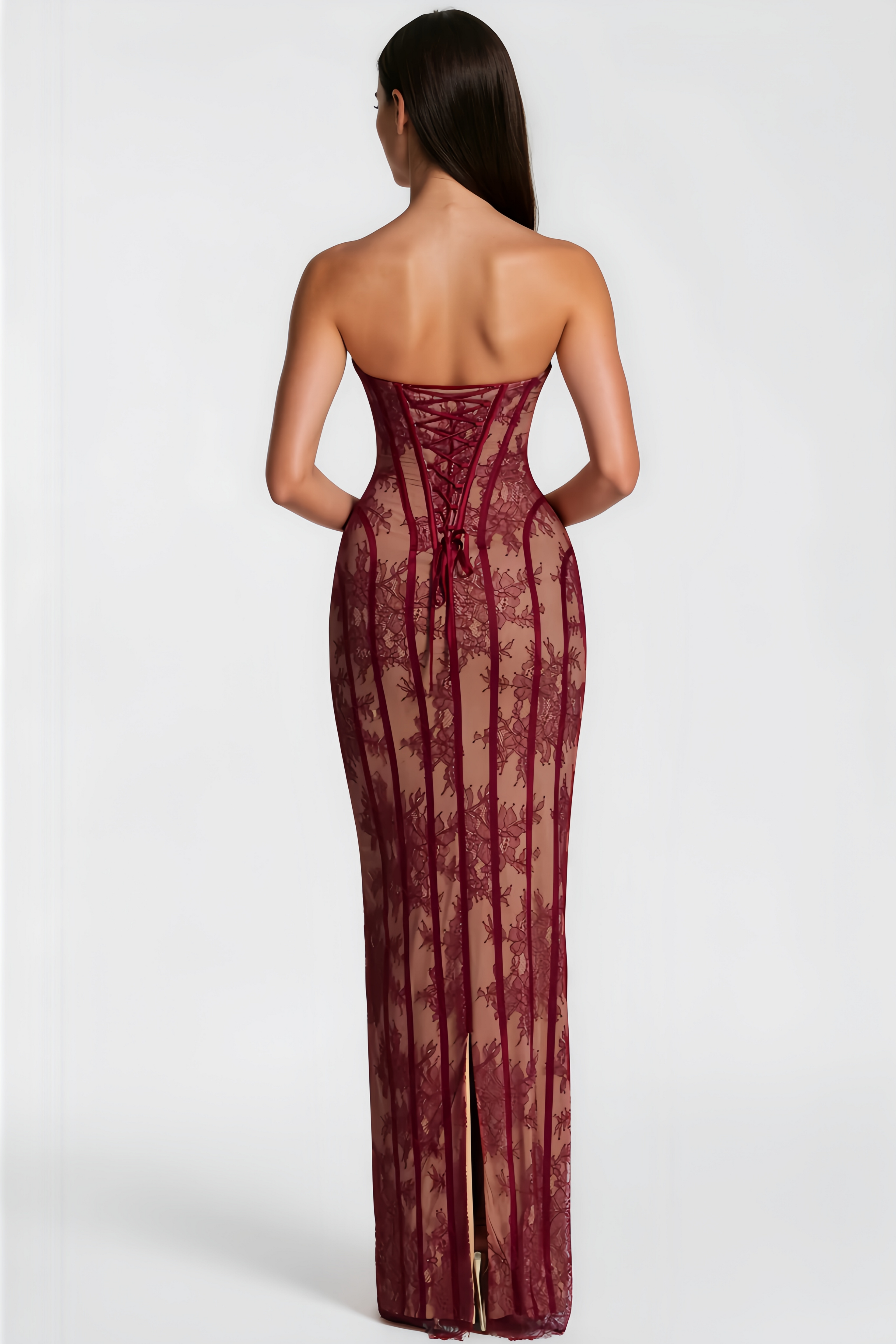 Vestido maxi de corsé con encaje floral rojo de MRNewyork, con diseño ajustado y detalles elegantes en la parte superior.