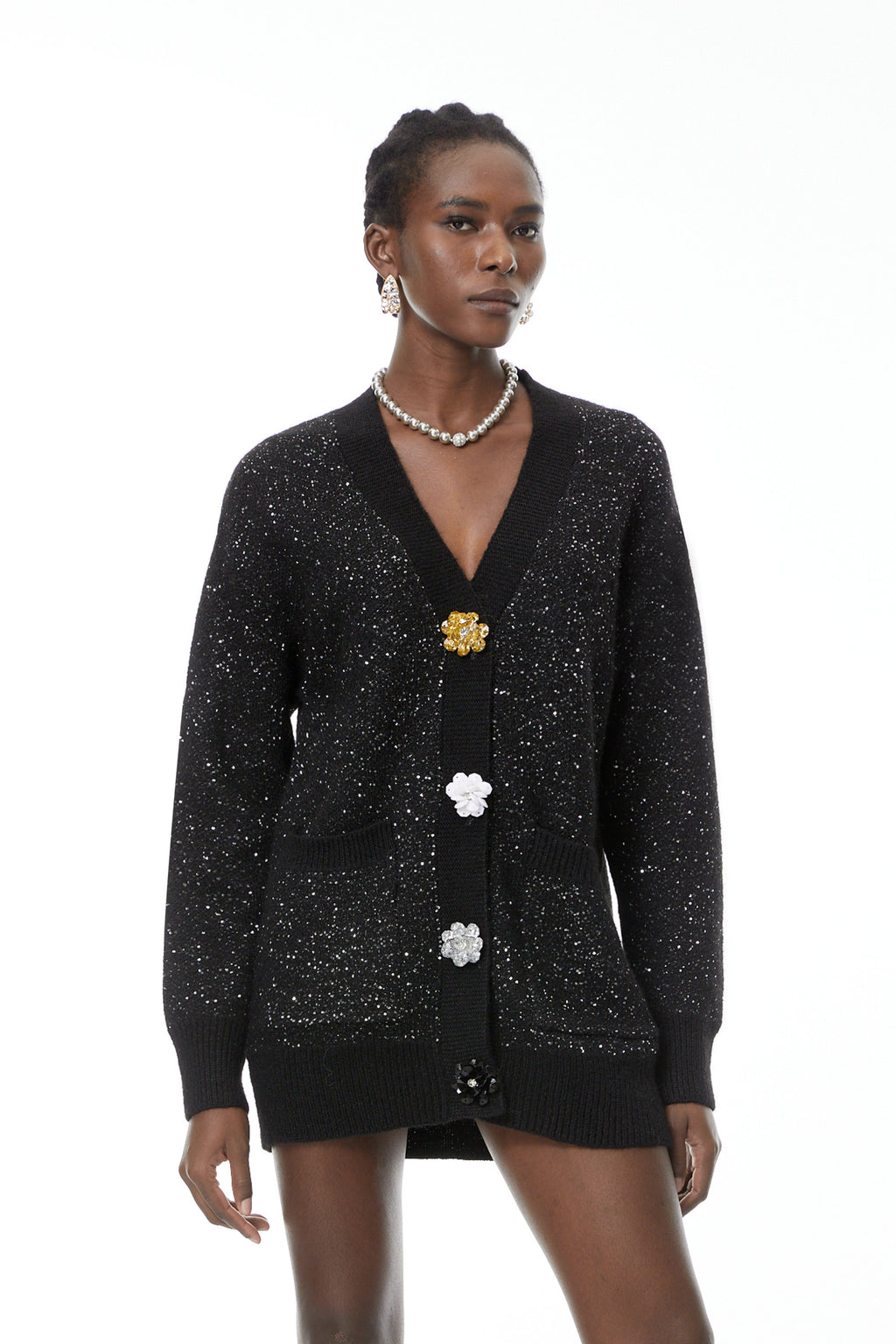 Cardigan negro de punto Valérie de MRTokyo con botones florales y manga larga, ideal para un estilo elegante y cómodo.
