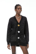 Cardigan negro de punto Valérie de MRTokyo con botones florales y manga larga, ideal para un estilo elegante y cómodo.