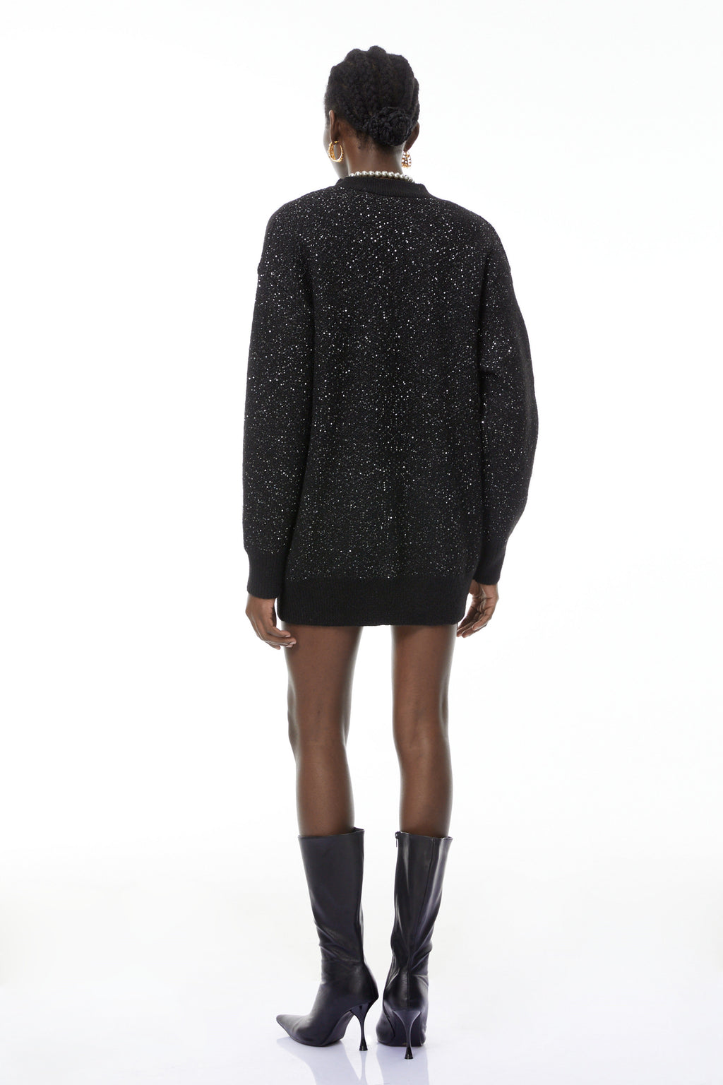 Suéter negro de punto Valérie de MRTokyo con botones florales, vista frontal del cardigan de punto con detalles florales.