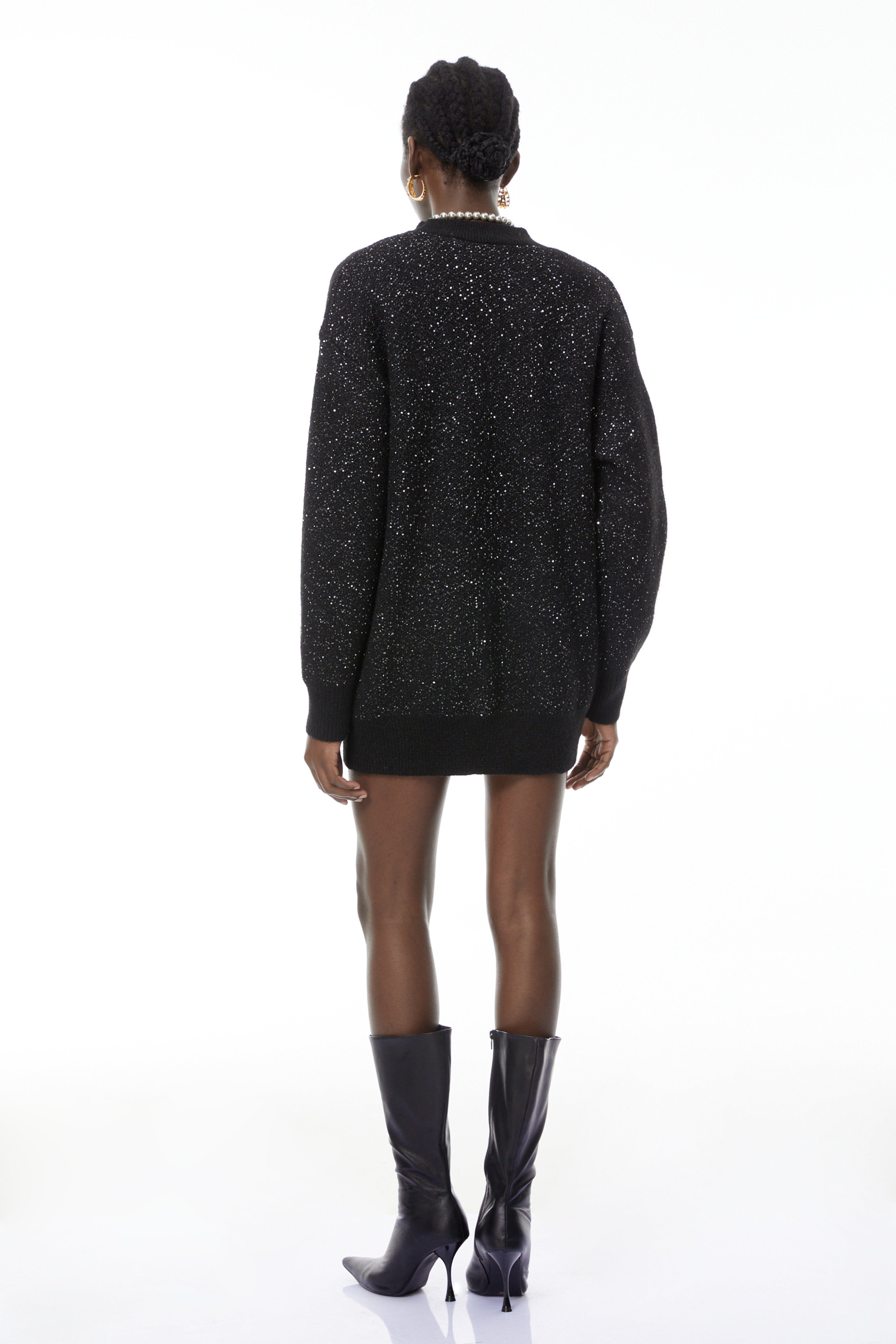 Suéter negro de punto Valérie de MRTokyo con botones florales, vista frontal del cardigan de punto con detalles florales.