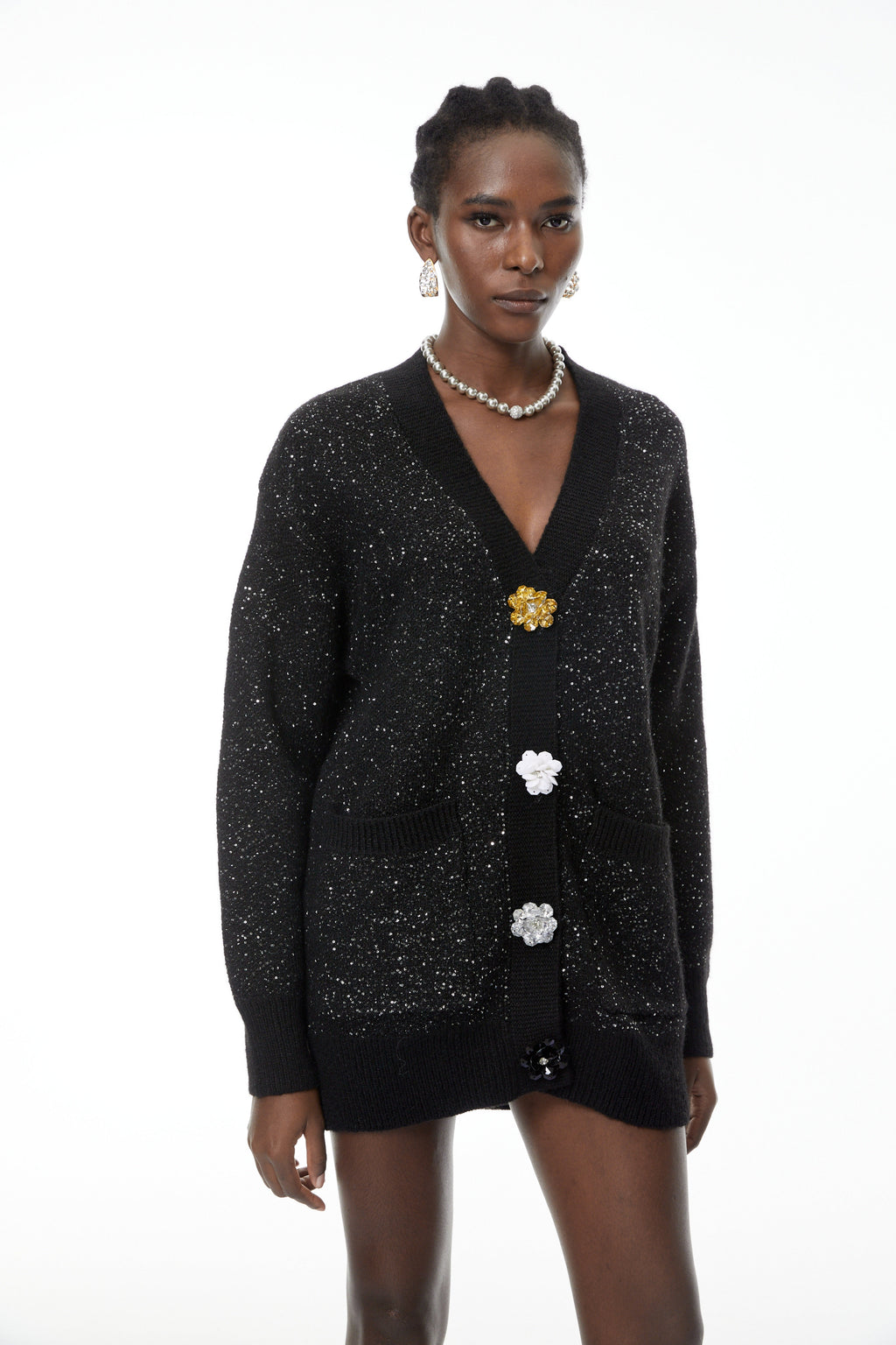 Chaqueta de punto negra Valérie con botones florales de MRTokyo, vista frontal en tejido suave y detalles decorativos.