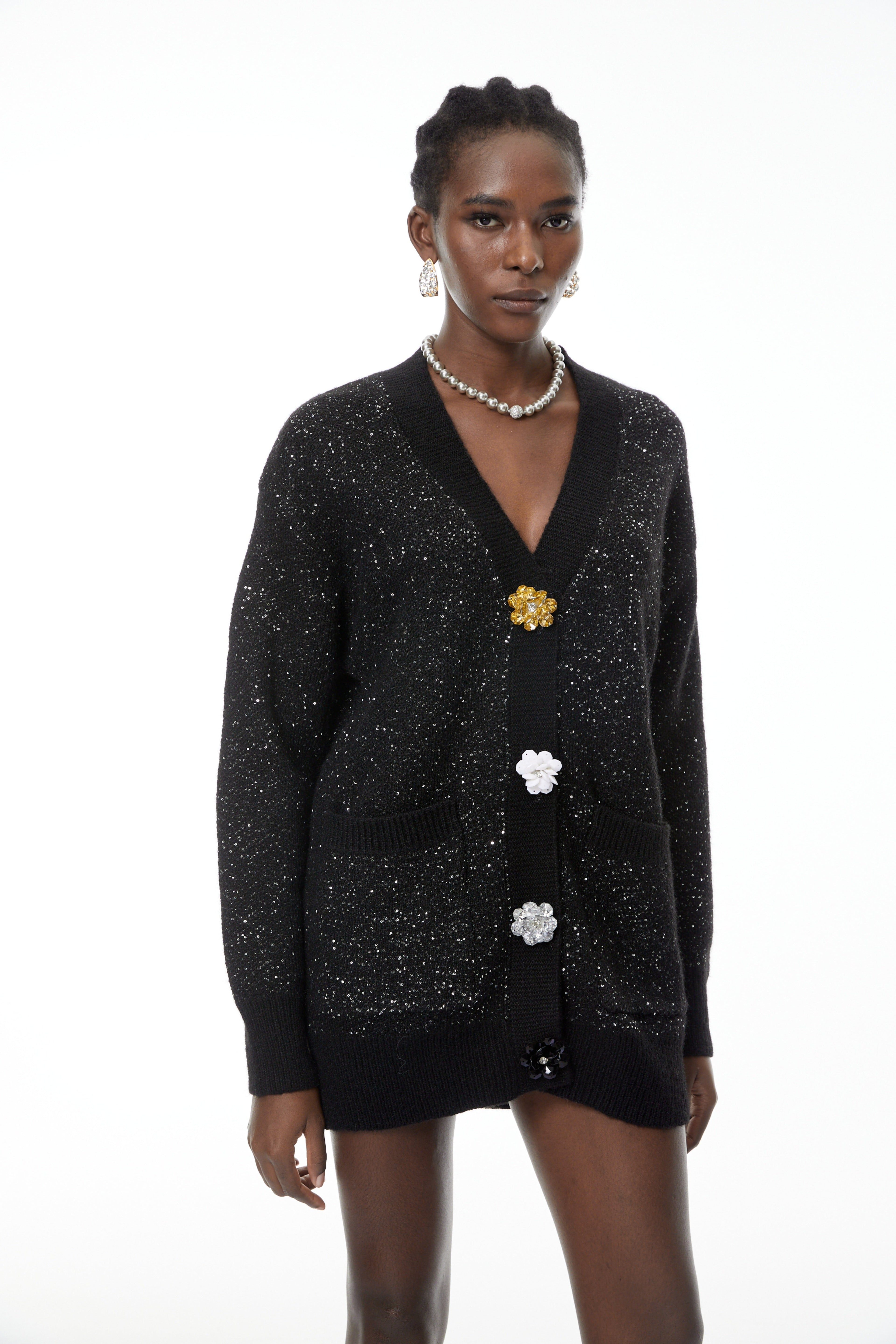 Chaqueta de punto negra Valérie con botones florales de MRTokyo, vista frontal en tejido suave y detalles decorativos.