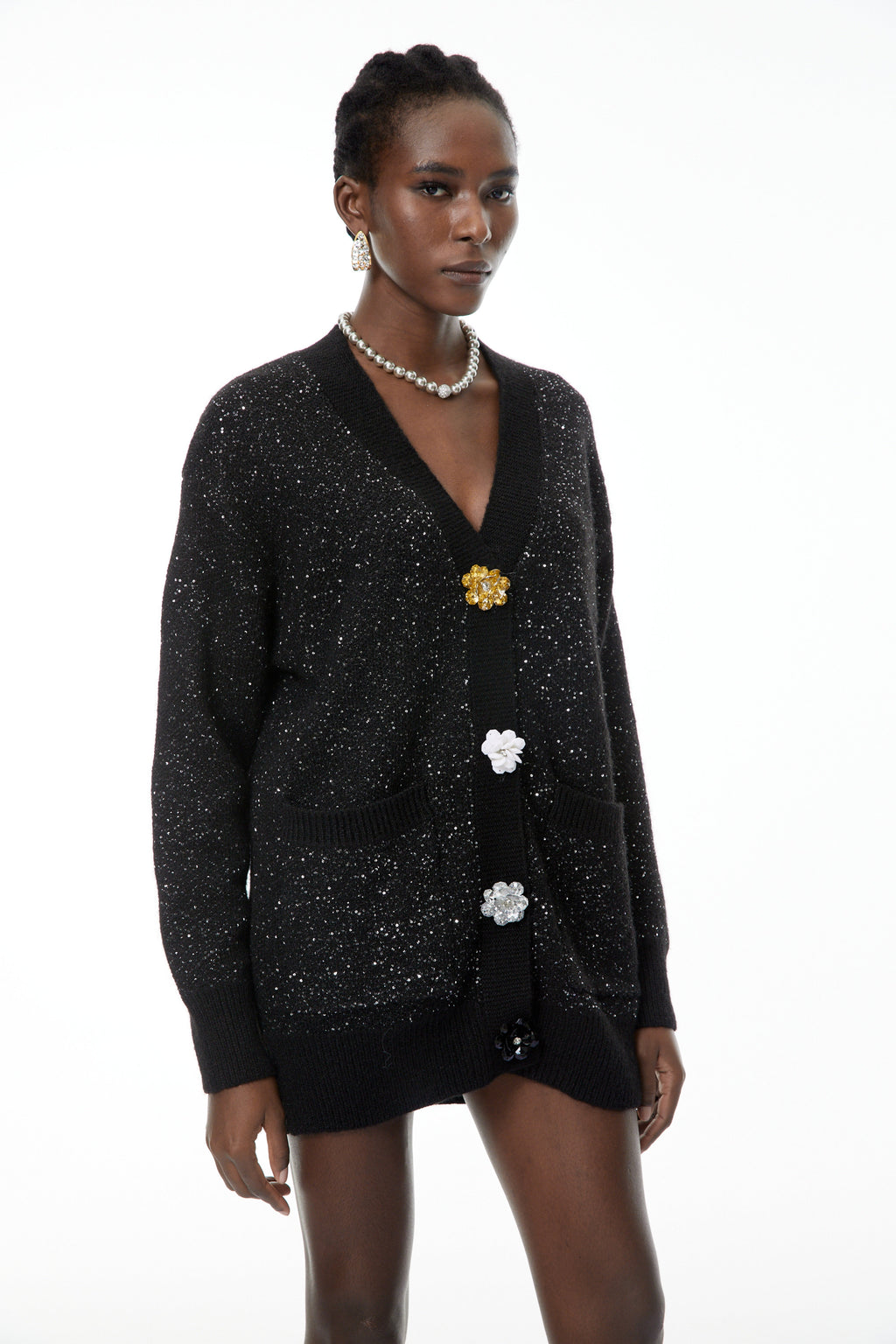 Cardigan negro de punto Valérie MRTokyo con botones florales, vista de frente mostrando el diseño y los detalles de la prenda.