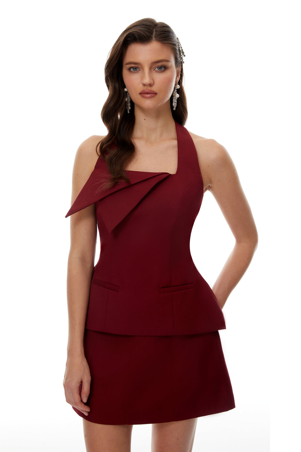 Conjunto de blusa halter en burdeos y falda de MRNewyork, vista frontal, elegante y moderno, ideal para ocasiones especiales.