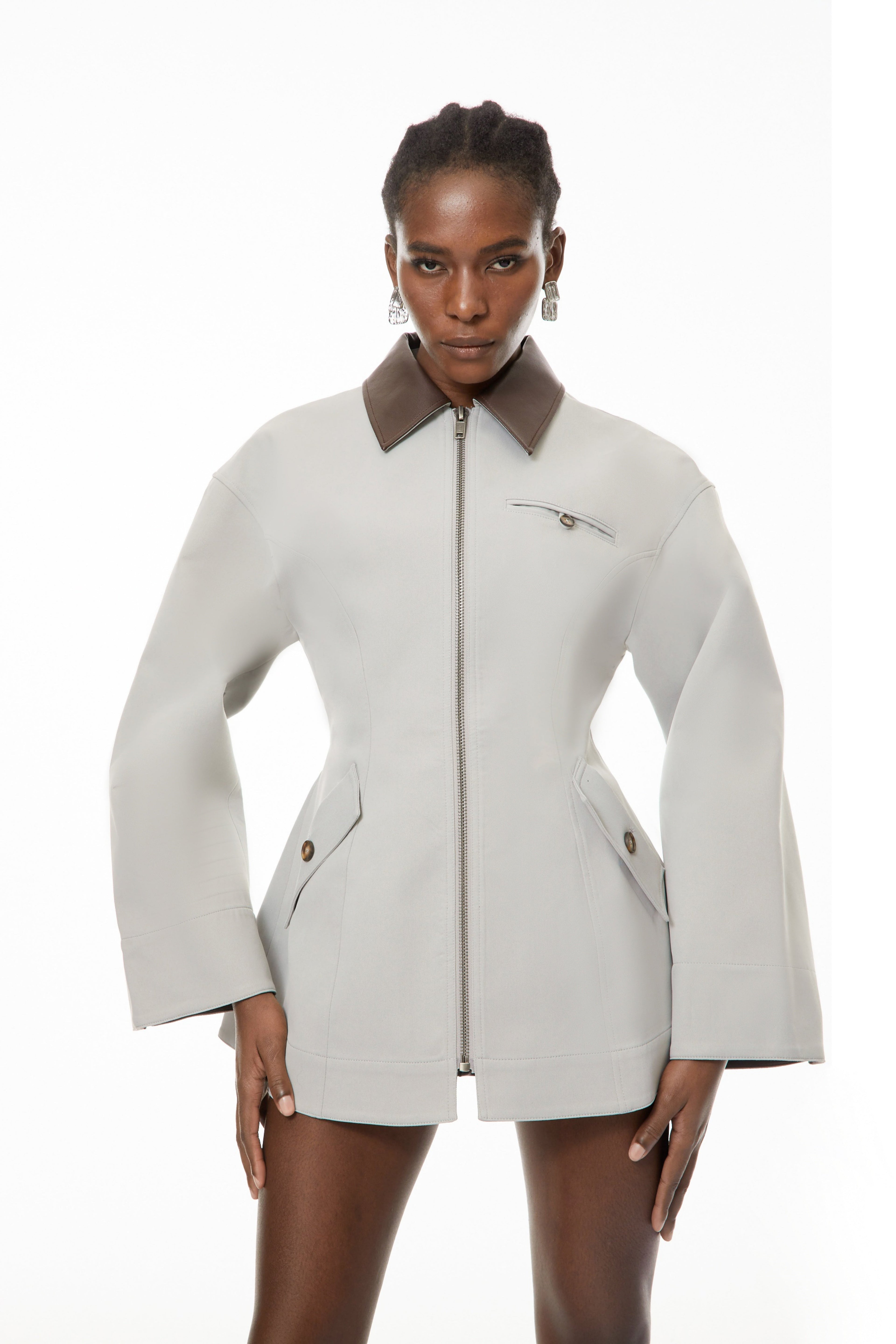 Chaqueta de caza Vilma gris de cuero sintético de Bridal con cuello y estilo elegante, vista frontal en color gris.