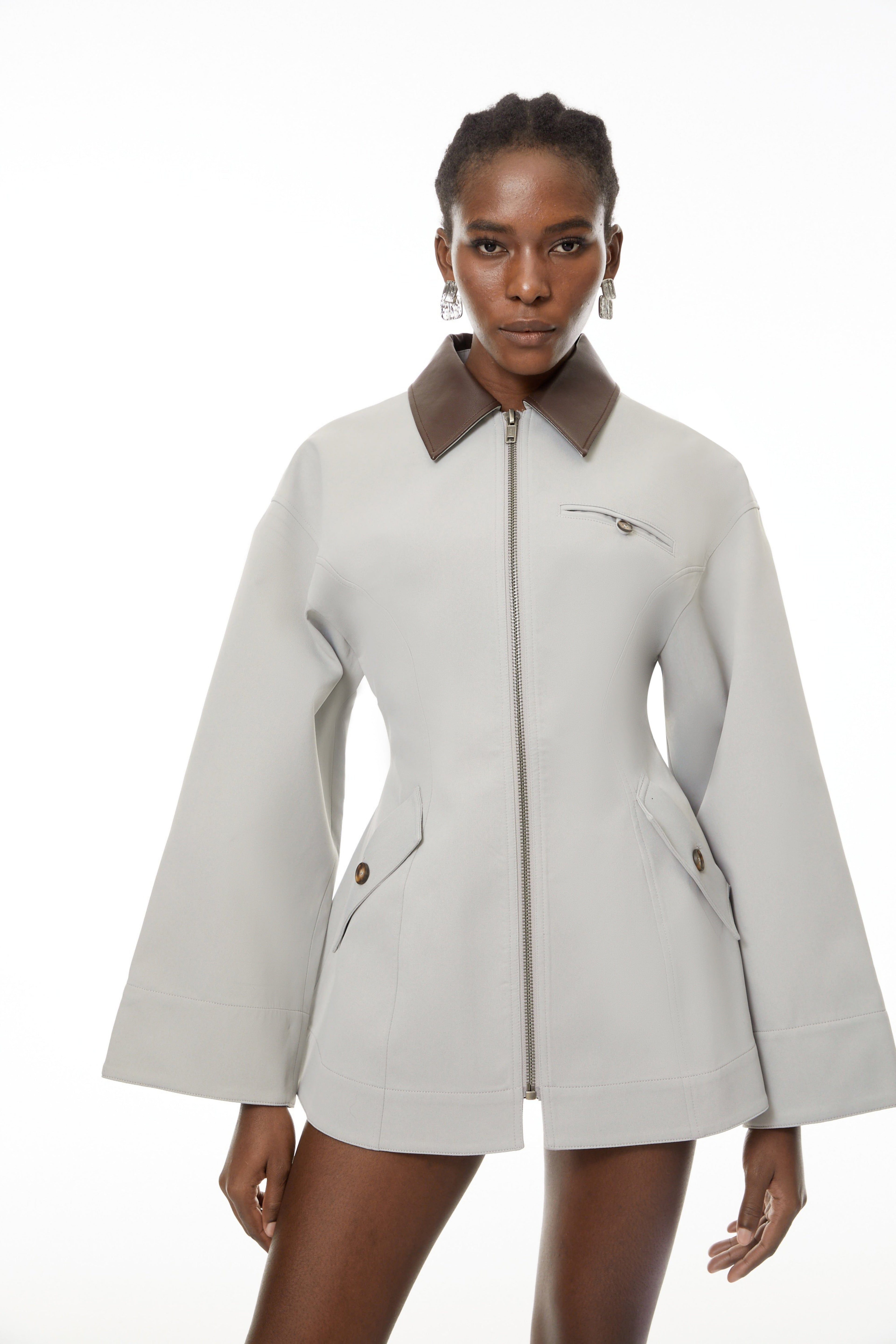 Chaqueta de caza Bridal Vilma en cuero gris con cuello de imitación, vista frontal mostrando el diseño y detalles del producto