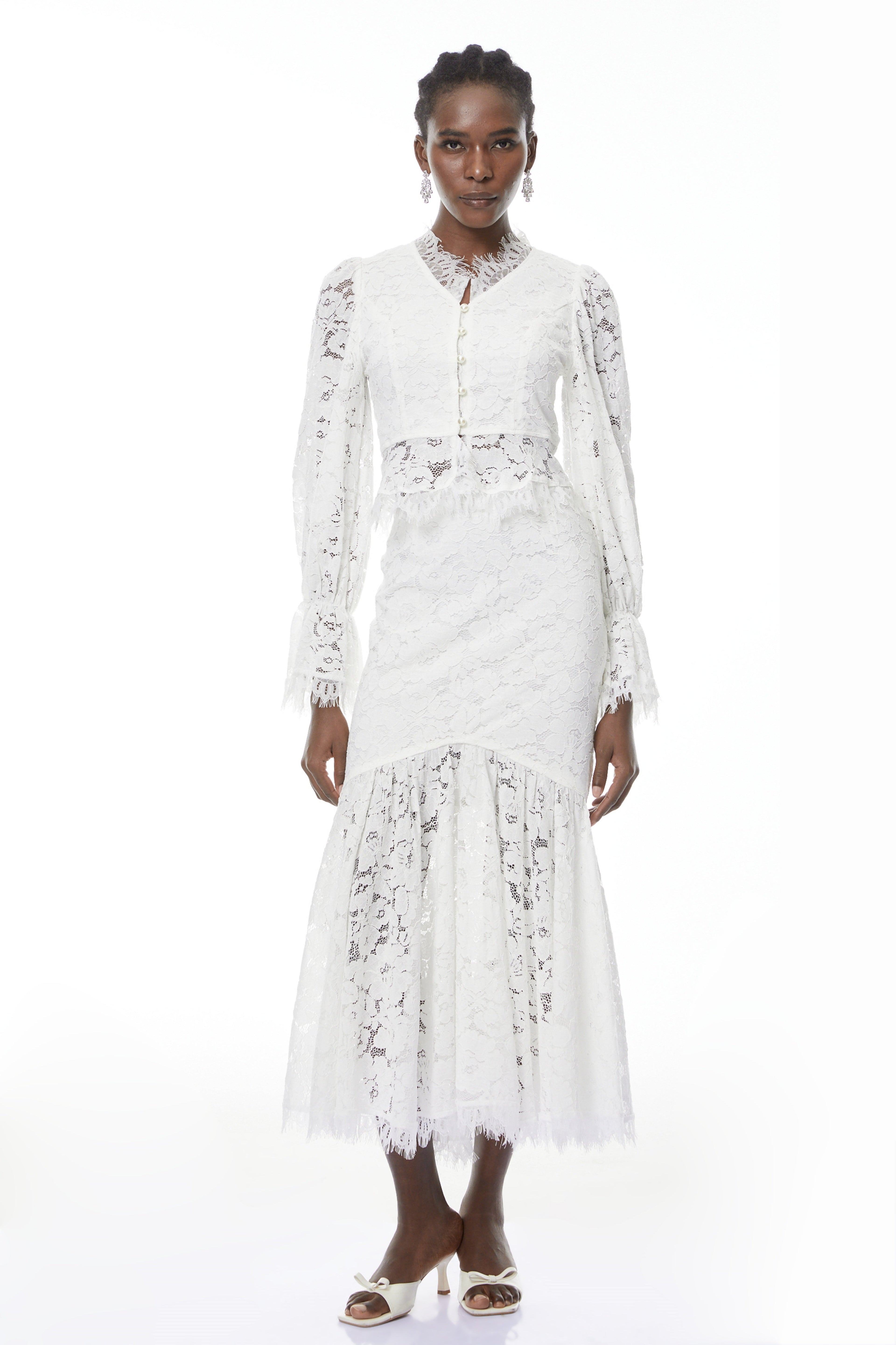 Conjunto de blusa y falda de encaje floral blanco Vilma de MRMelbourne, mostrando detalles elegantes y diseño femenino.