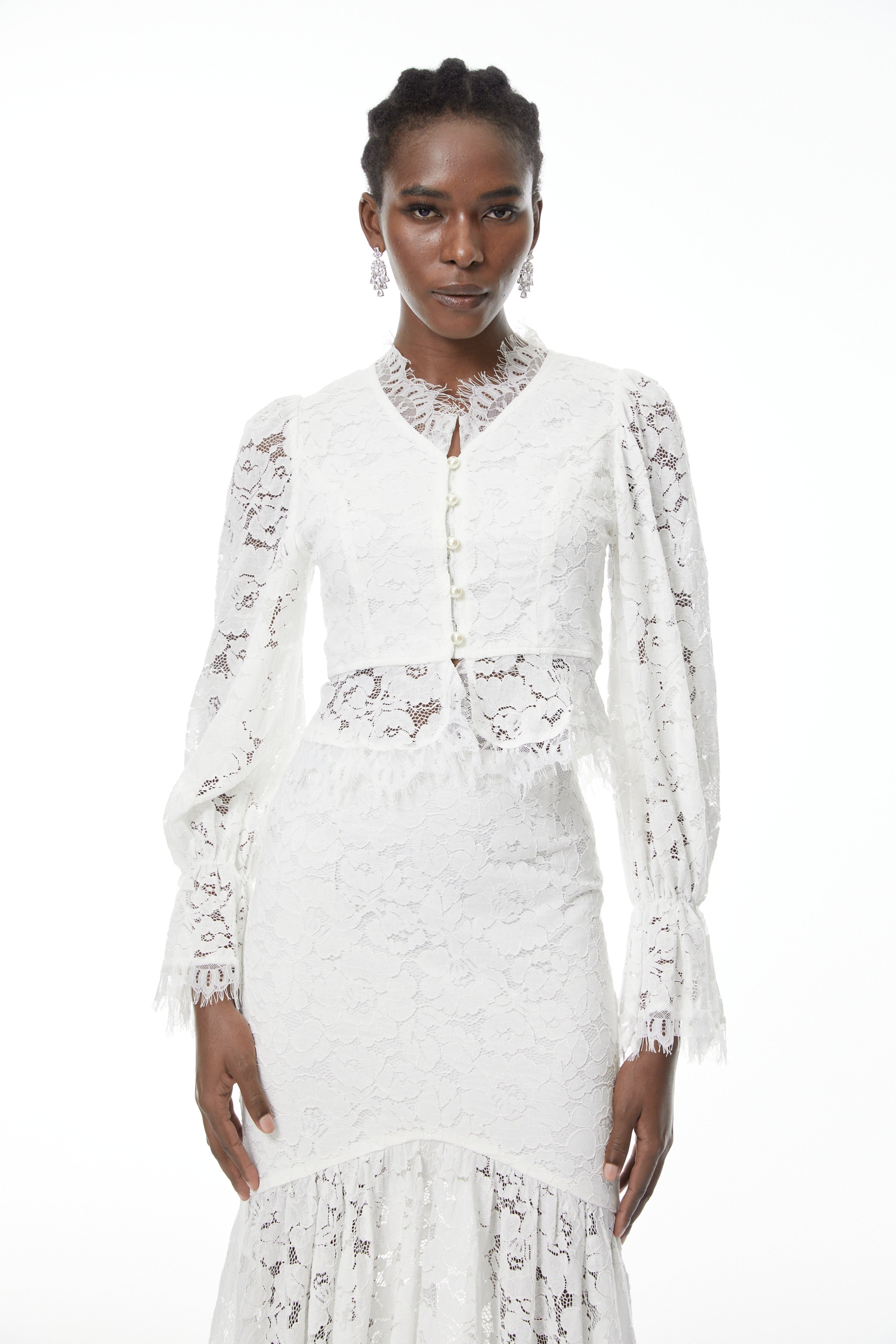 Conjunto de blusa y falda de encaje floral blanco Vilma de MRMelbourne, mostrando detalles delicados y diseño elegante.