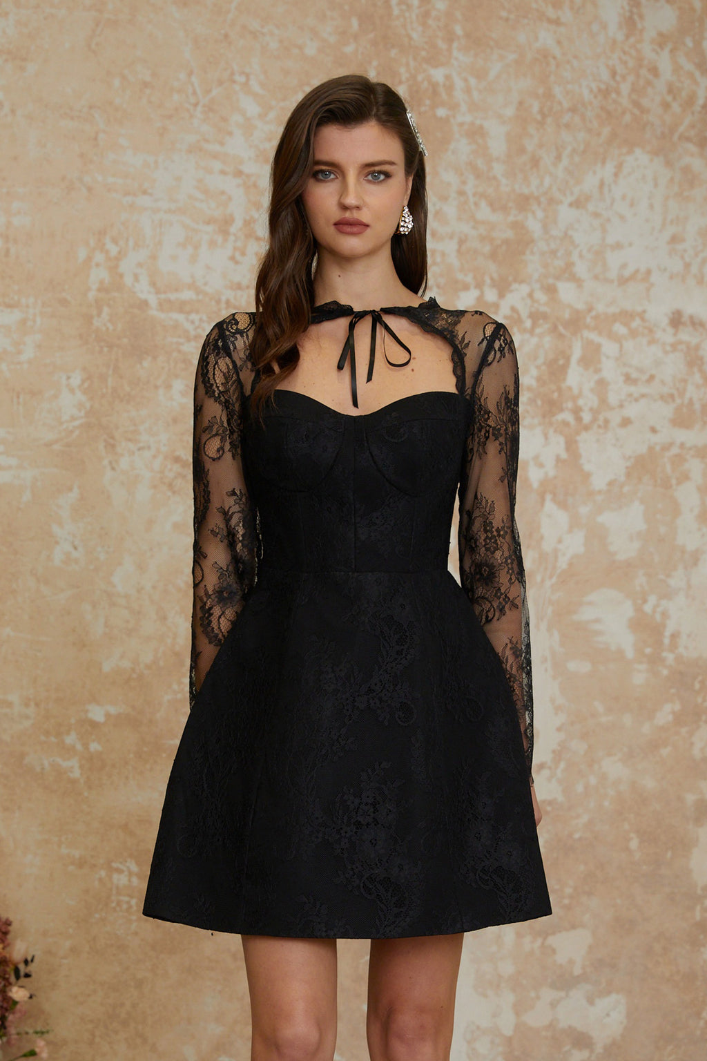 Conjunto de vestido y capa de encaje floral negro y violeta de MRNewyork, con detalles elegantes y delicados.
