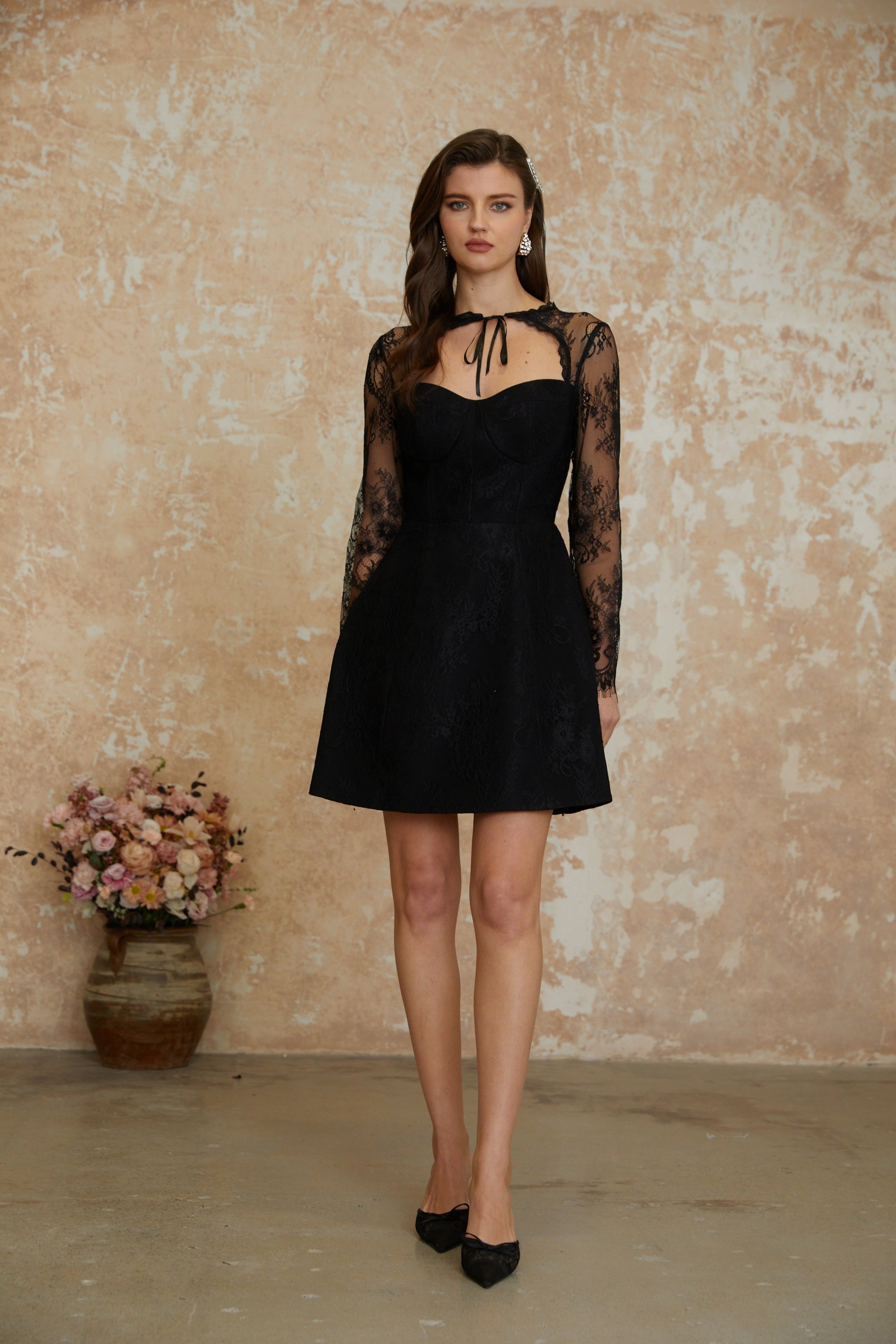 Conjunto de vestido y capa de encaje floral negro y violeta de MRNewyork, con detalles elegantes y diseño coordinado.