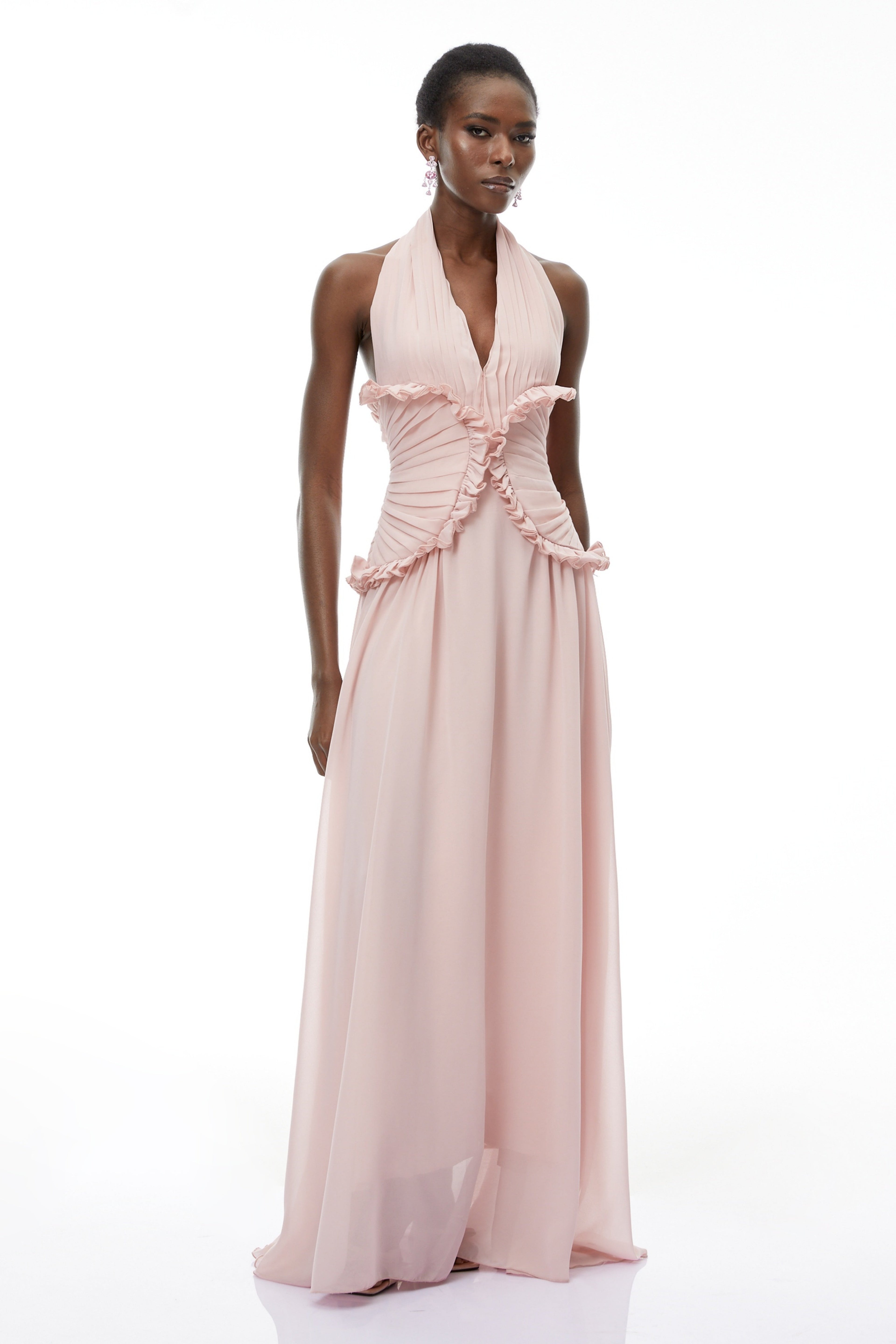 Vestido maxi rosa con cuello halter, espalda descubierta y volantes de la marca MRMelbourne, ideal para ocasiones especiales.