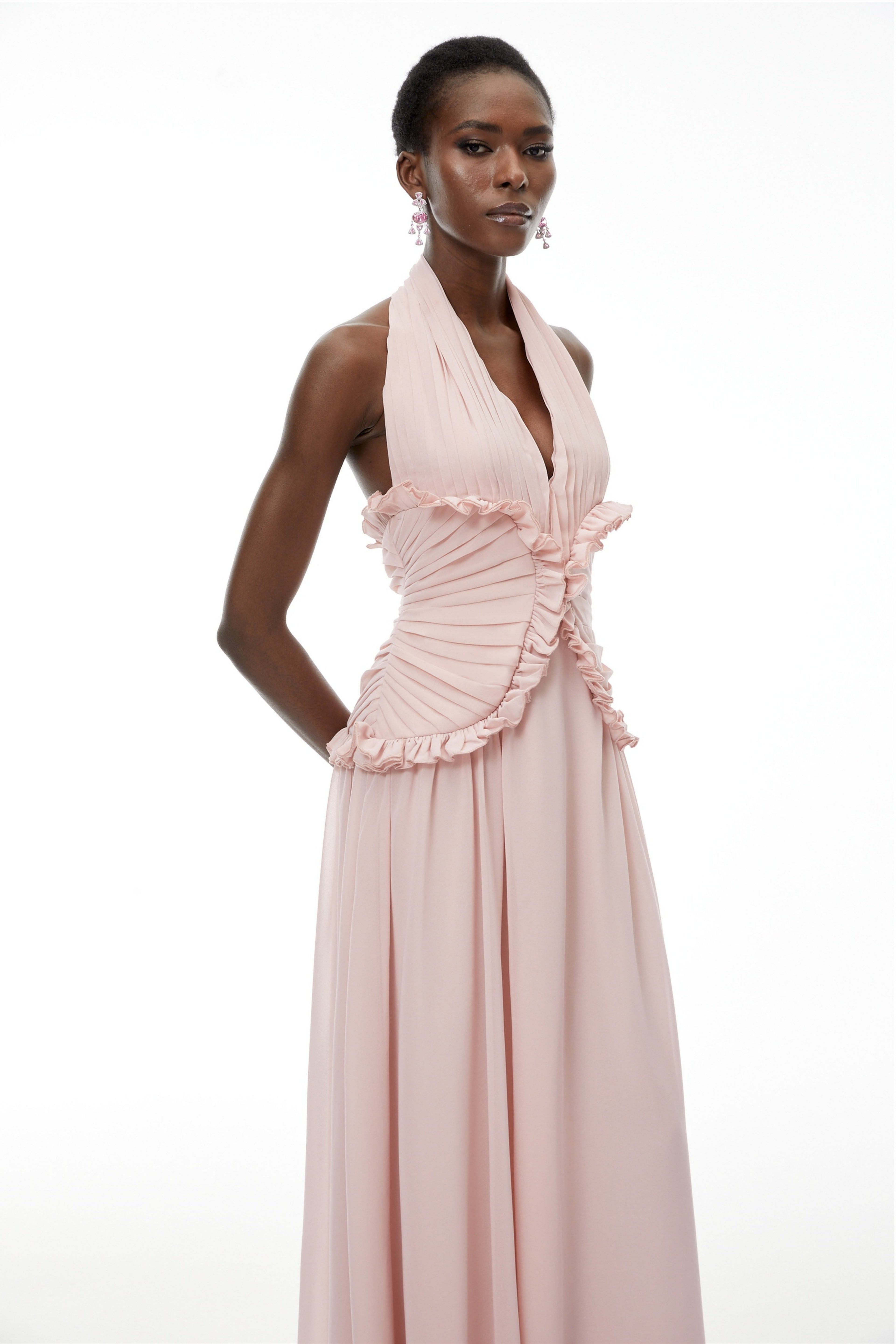 Vestido maxi rosa violeta de MRMelbourne con cuello halter, espalda descubierta y volantes, estilo elegante y femenino.