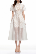 Vestido midi blanco con bordado floral de la marca MRNewyork, diseño elegante y femenino con detalles detallados en la tela.