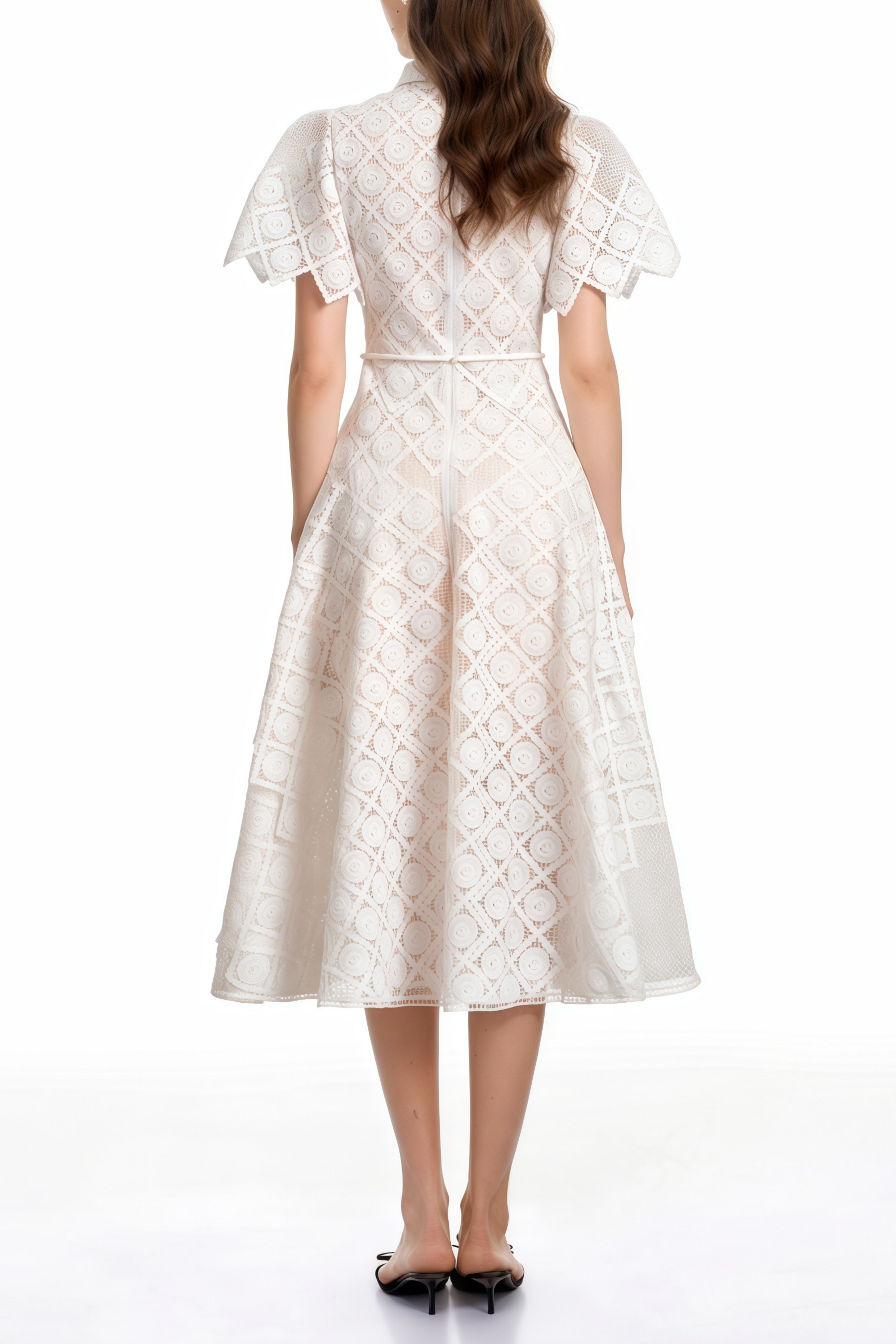 Vestido midi blanco con bordado floral Yasmine de MRNewyork, muestra el diseño elegante y detalles de la prenda.