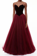 Vestido largo maxi rojo Zelna con paneles de malla y diseño elegante, de la marca MRTokyo.