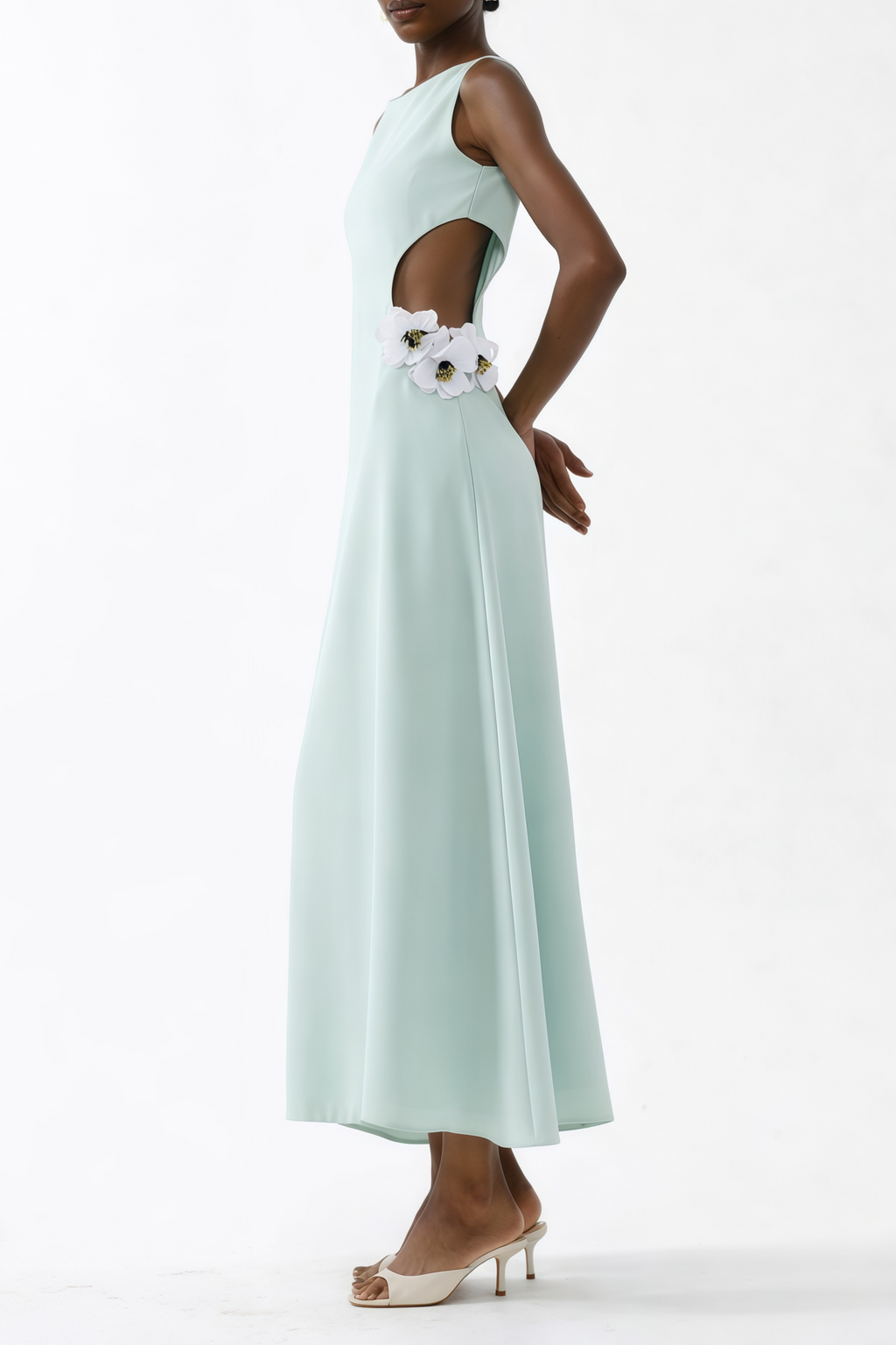Vestido maxi Zinnia verde de MRMelbourne con recortes y detalles en 3D de pétalos, diseño elegante y moderno para mujer.