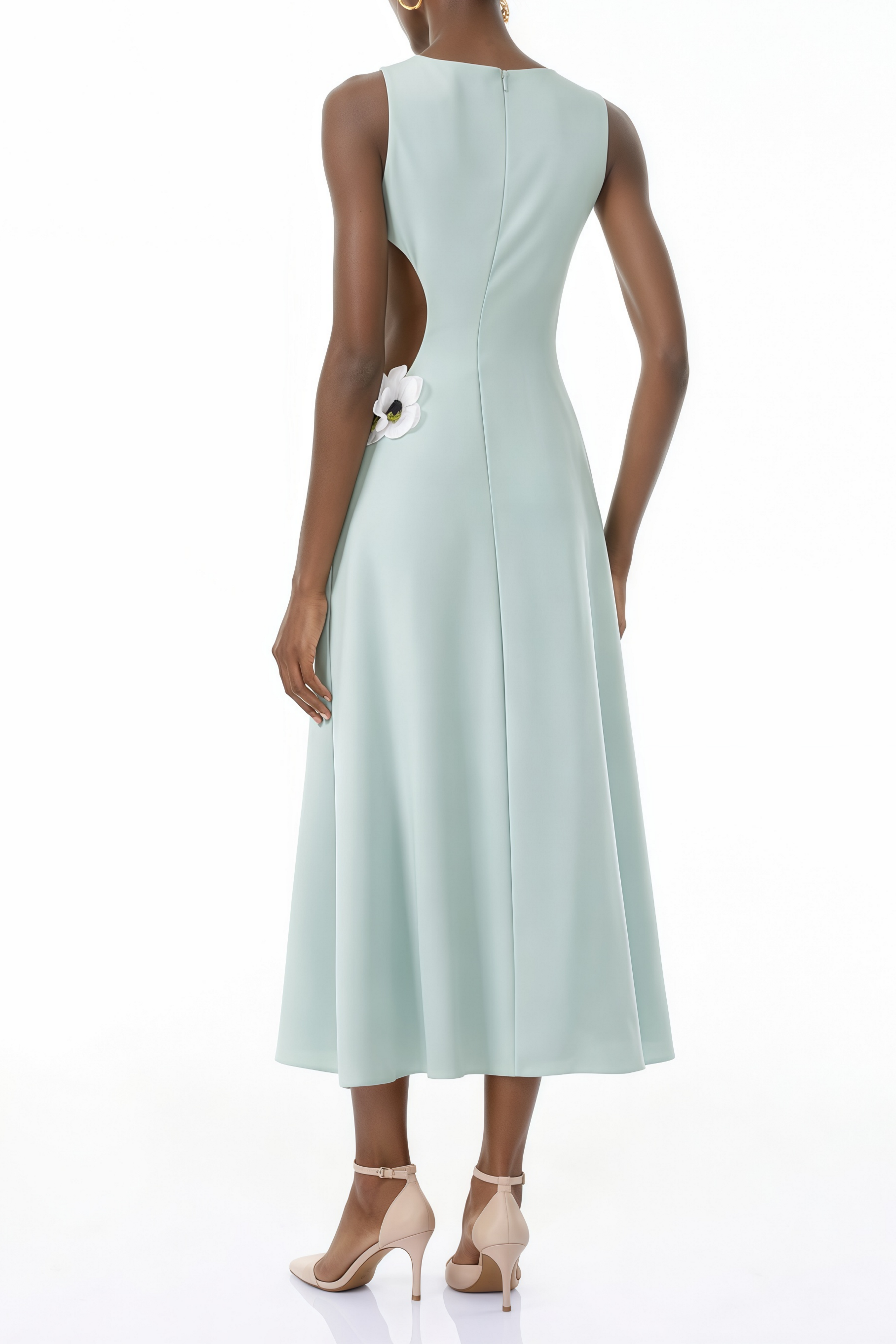 Vestido largo Zinnia verde de MRMelbourne con recortes y detalles en 3D de pétalos en la parte superior.