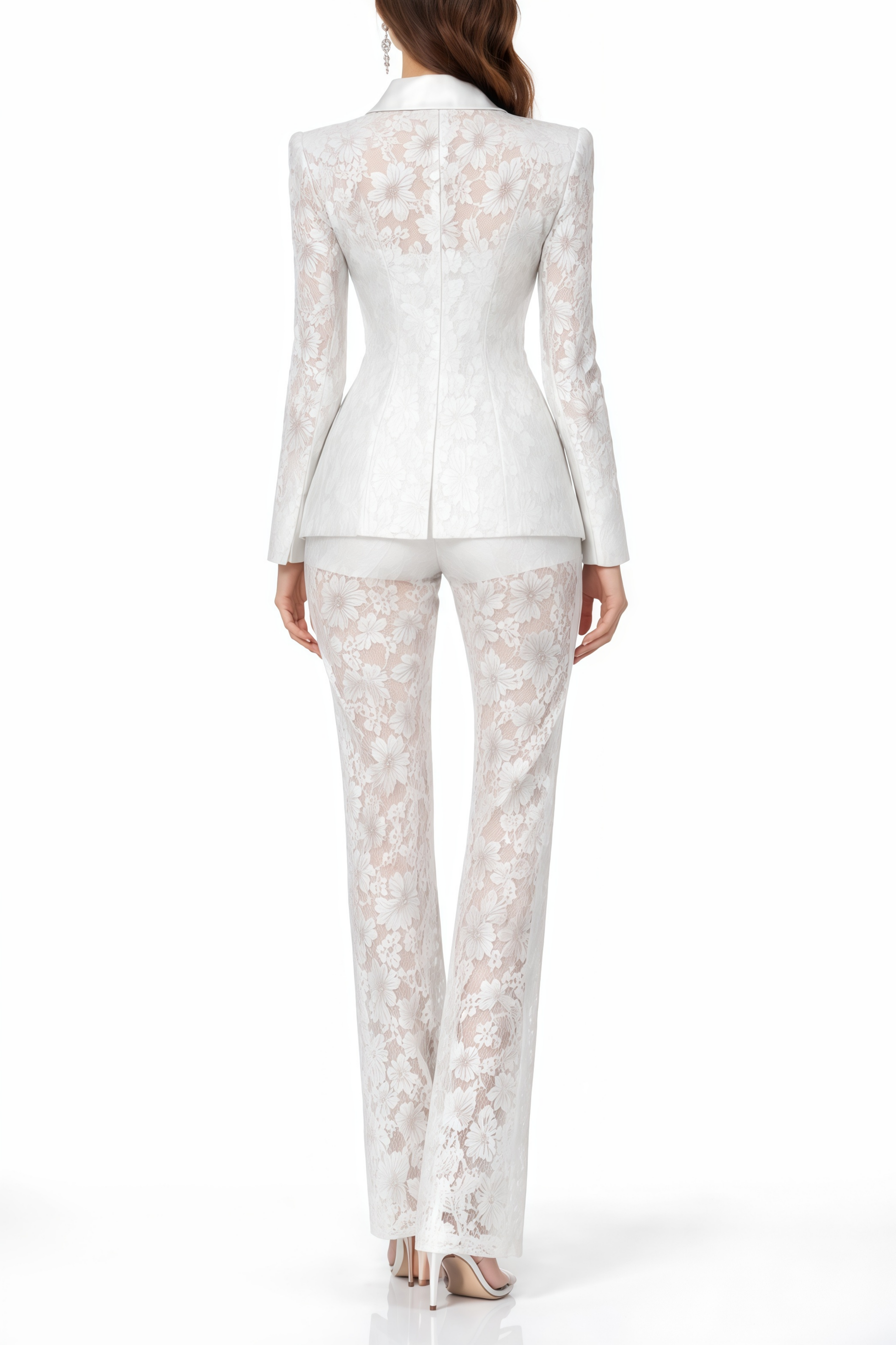 Conjunto de blazer y pantalones de encaje transparente en color nude de MRNewyork, modelo Zoe Sheer Lace.