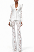 Conjunto de blazer y pantalones de encaje transparente Zoé de MRMelbourne, en color claro y diseño elegante.