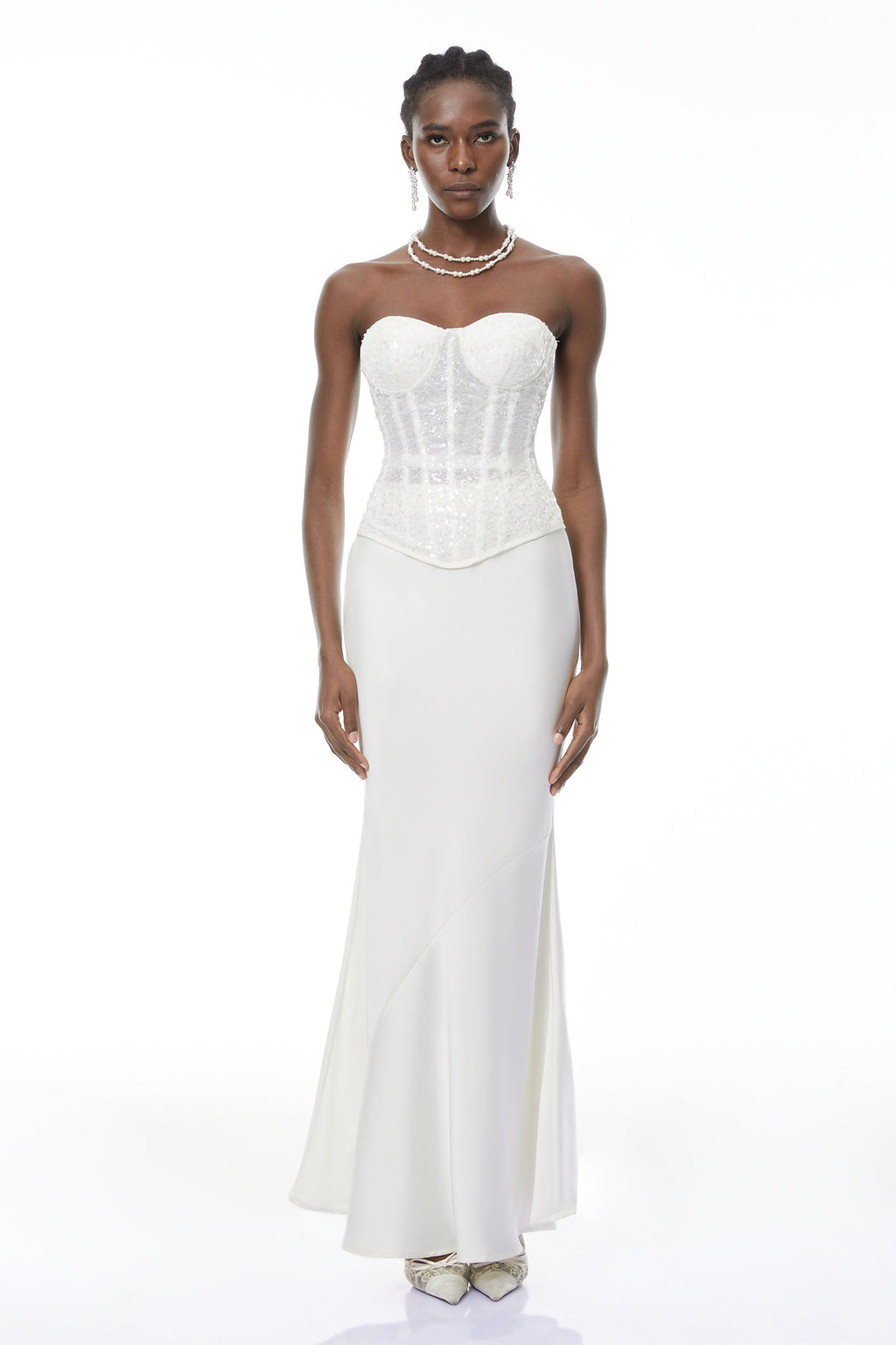 Conjunto de top corsé de lentejuelas blancas y falda de raso de MRTokyo, elegante y brillante para ocasiones especiales.