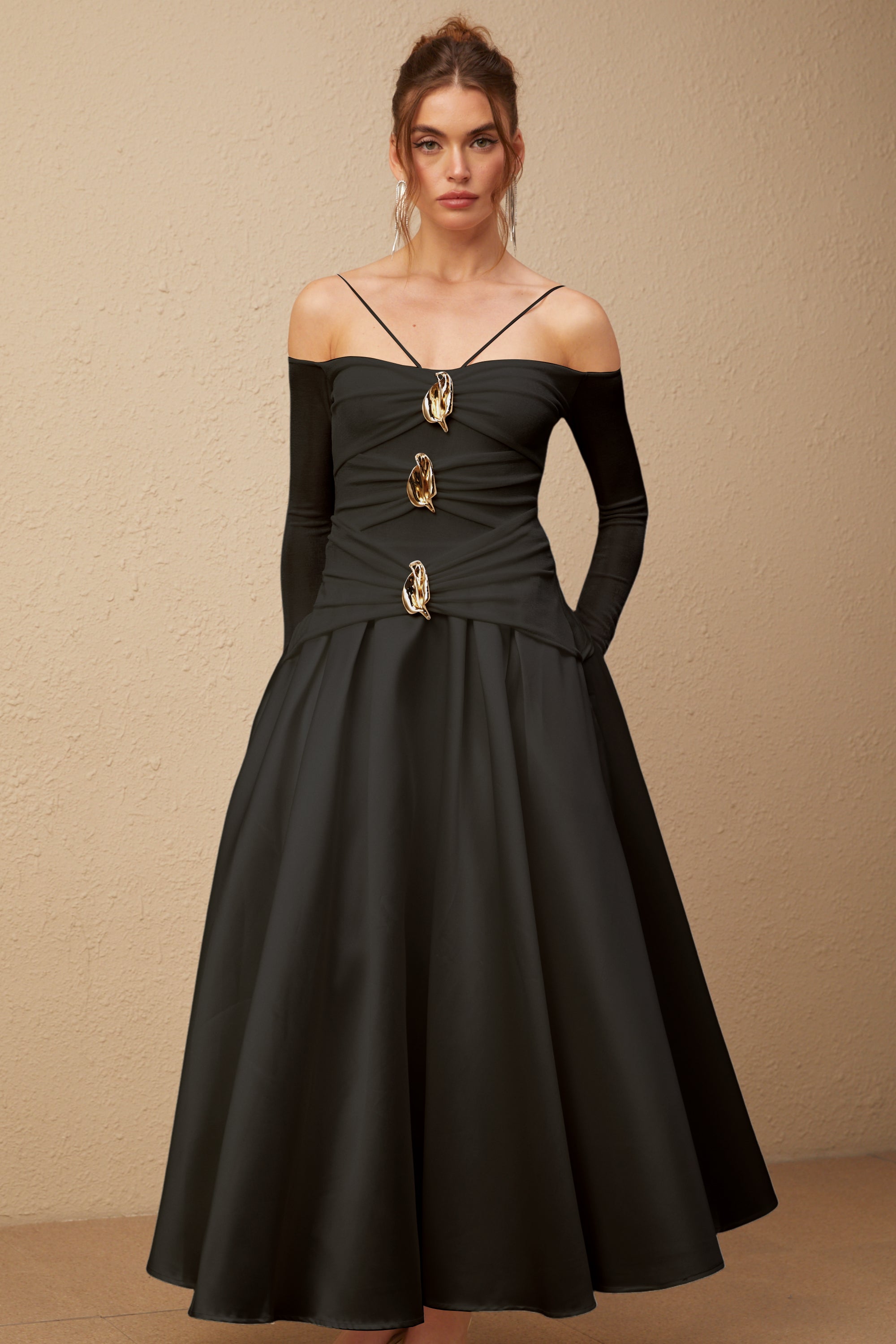 Vestido maxi negro de manga larga estilo off-shoulder de la marca Final Sale, con paneles y diseño elegante.