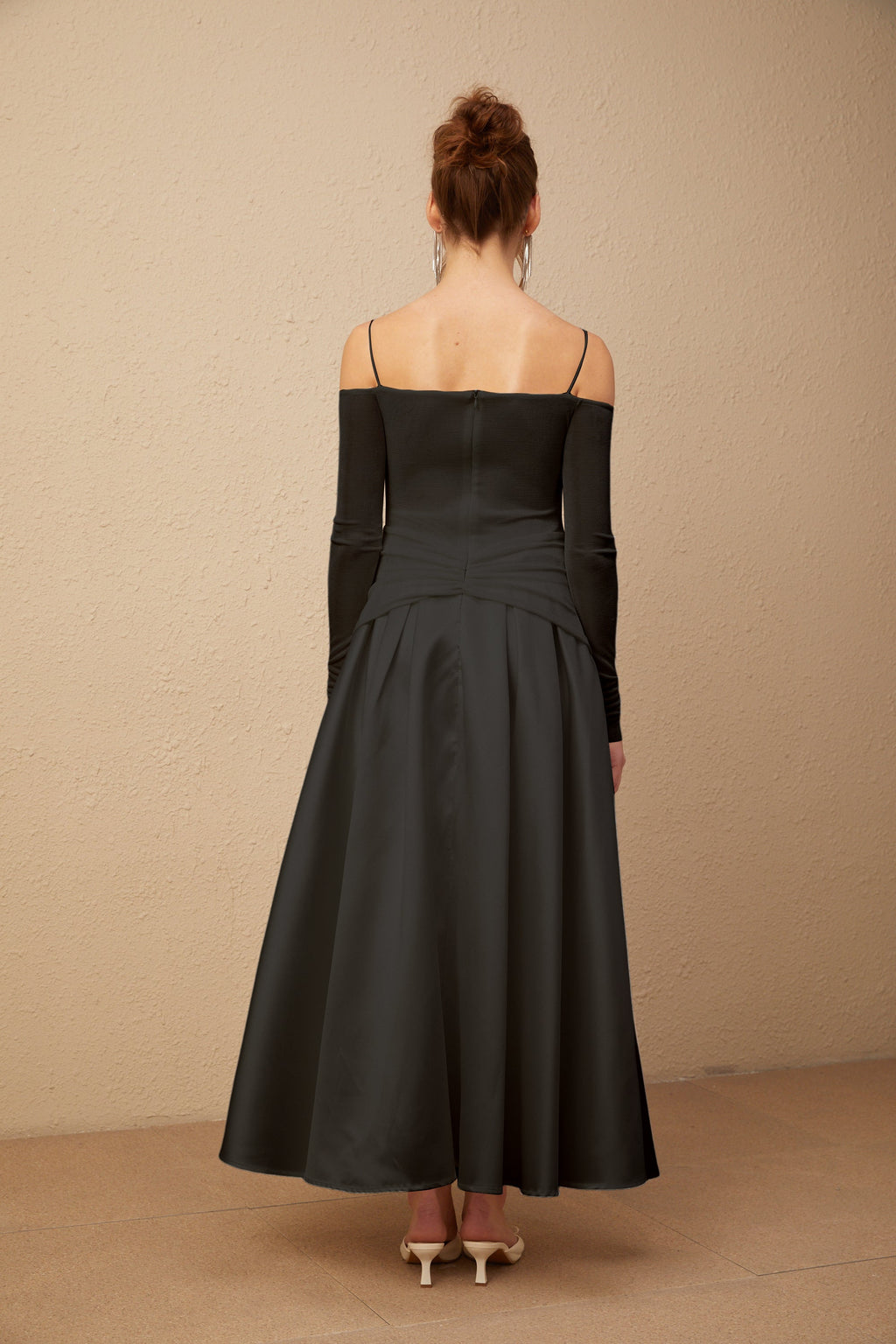 Vestido maxi negro de hombros descubiertos Nadine de la marca Final Sale, con paneles y diseño elegante.