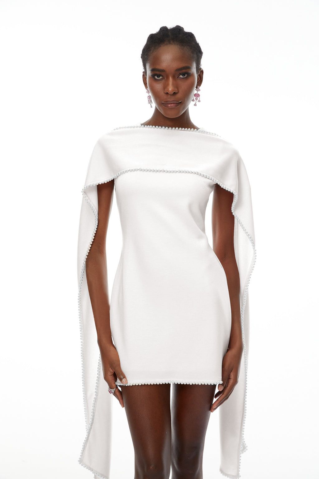 Vestido mini sin mangas blanco Piroska de novia con ribete de perlas, diseño elegante y moderno en la imagen.