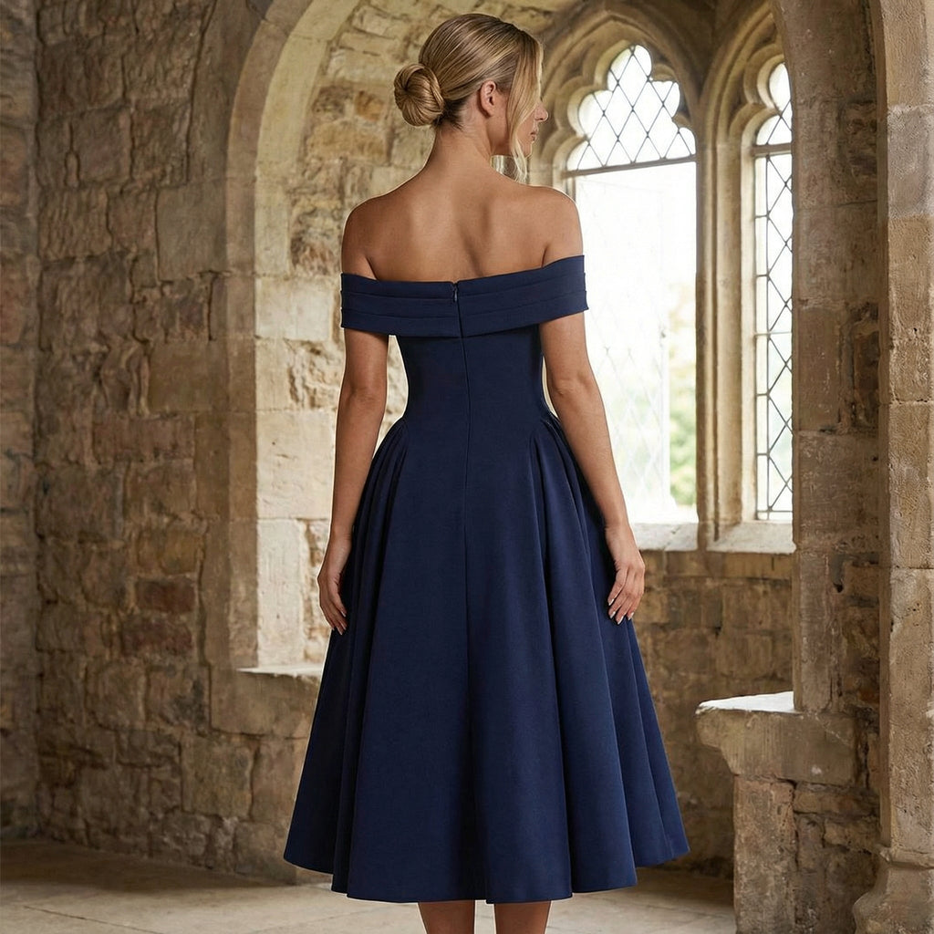Vestido midi elegante de la marca SLIPPO® en tela suave, con corte ajustado y detalles sofisticados, ideal para ocasiones especiales.