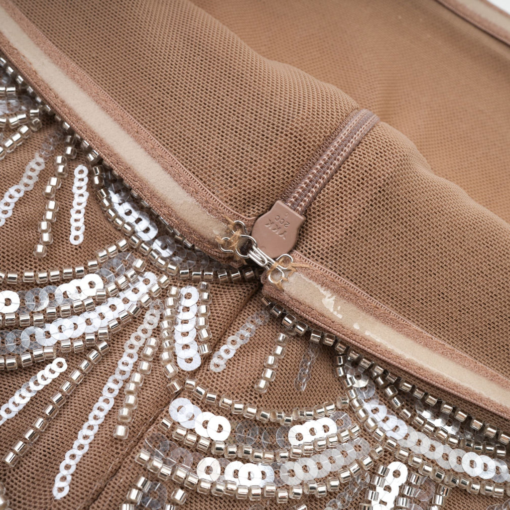 Vestido mini marrón Astrid con adornos brillantes, ajustado y elegante, ideal para ocasiones especiales.