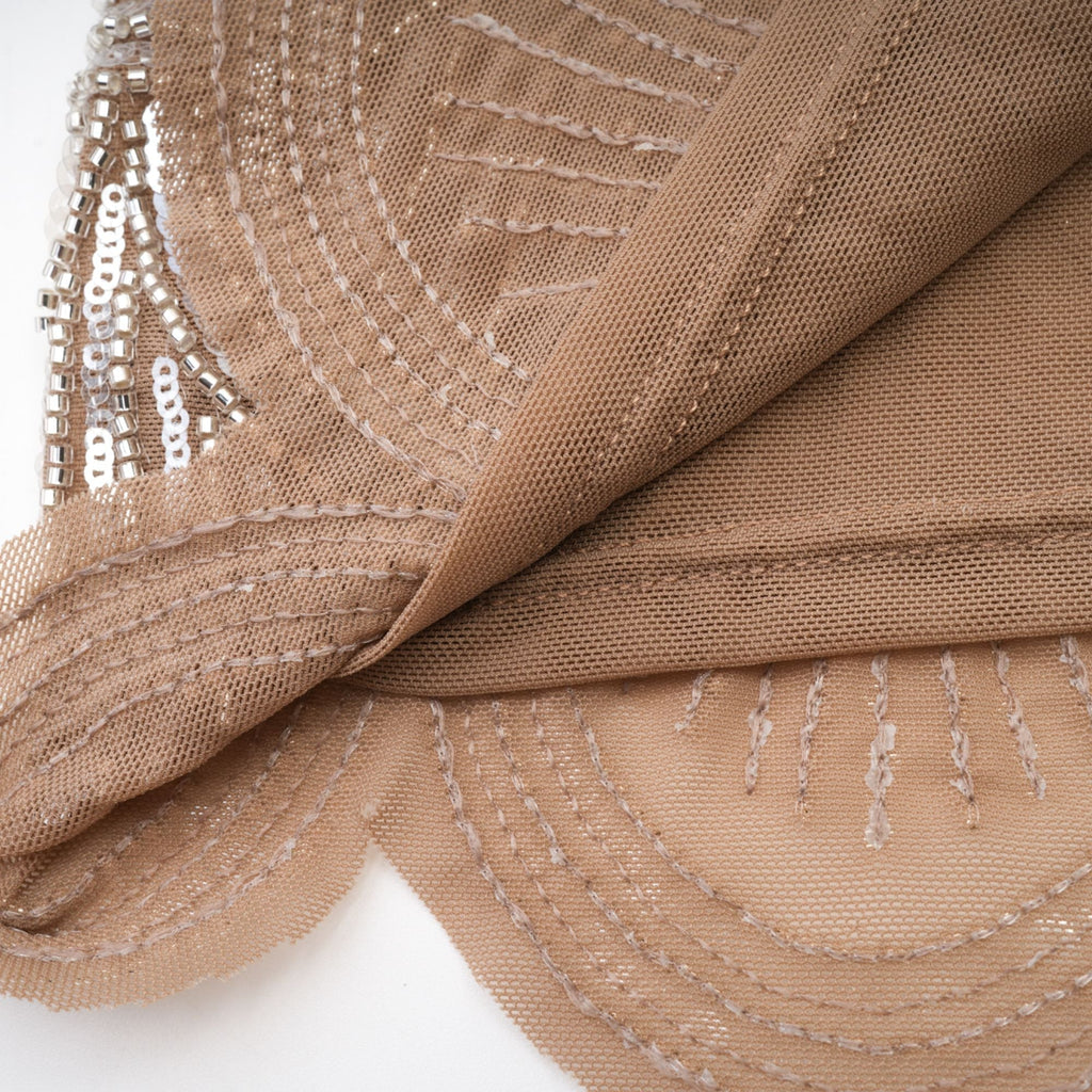 Vestido mini marrón Astrid con adornos brillantes, diseño ajustado y moderno, ideal para ocasiones especiales.