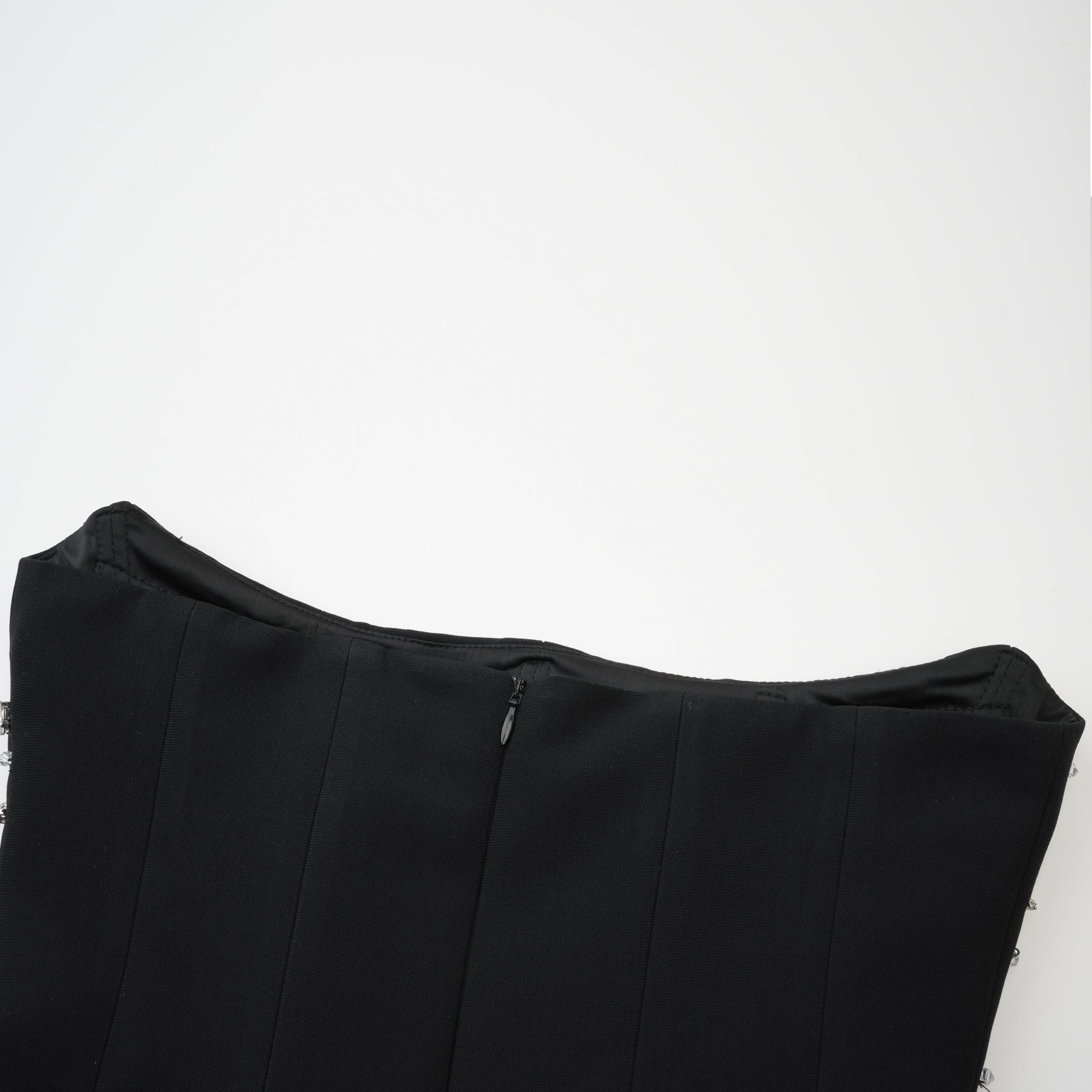 Vestido maxi negro de cristales Aurore de la marca Final Sale, con detalles brillantes y elegante diseño largo.