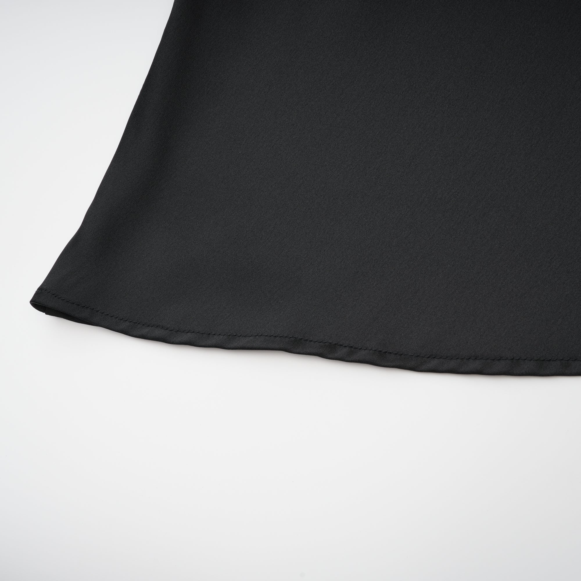 Vestido maxi negro de Aurore con cristales adornados, elegante y largo para ocasiones especiales.