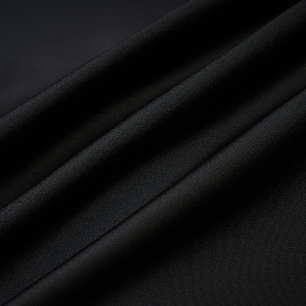 Vestido maxi negro de la marca Final Sale con adornos de cristales, diseñado para ocasiones elegantes y sofisticadas.