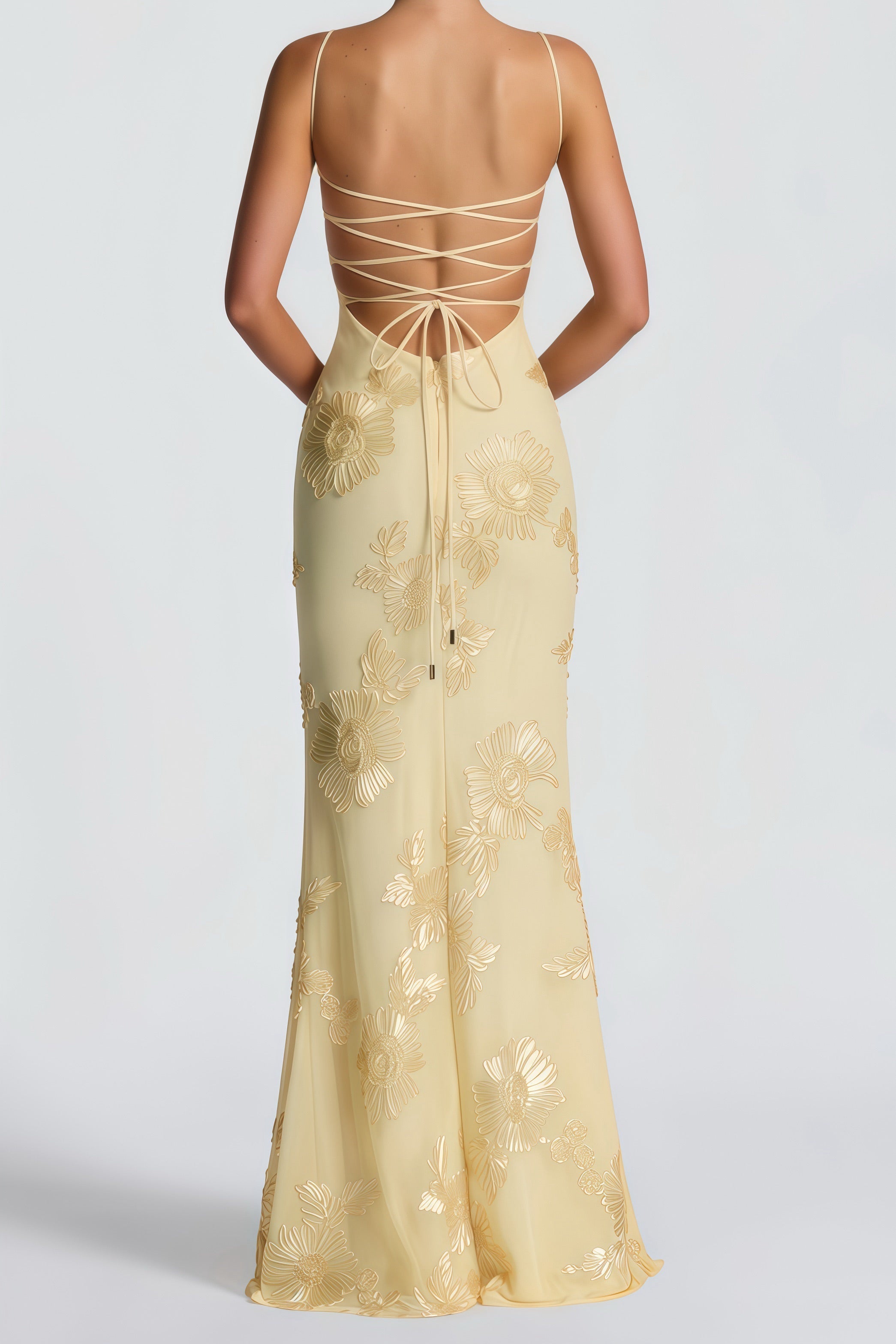 Vestido maxi con corsé amarillo Théoline con aplicaciones florales, diseño elegante y detalles florales en la parte superior.