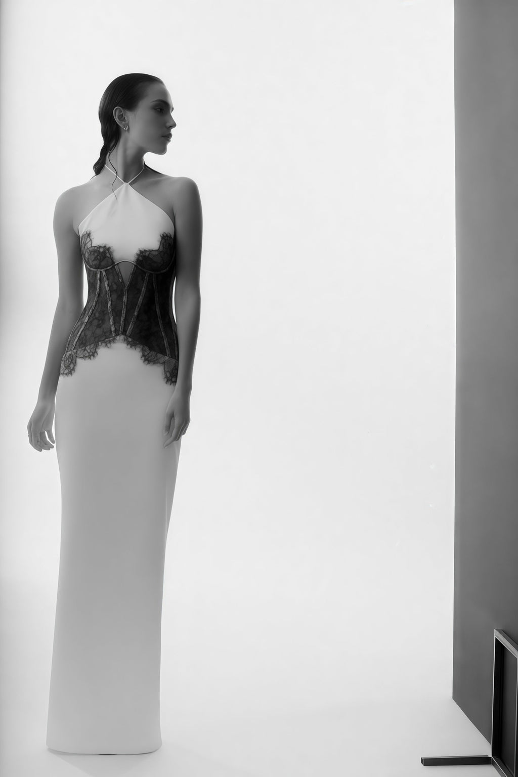 Vestido largo de encaje blanco con recortes en la cintura, estilo maxi, de la marca Bridal, para bodas y ocasiones especiales.