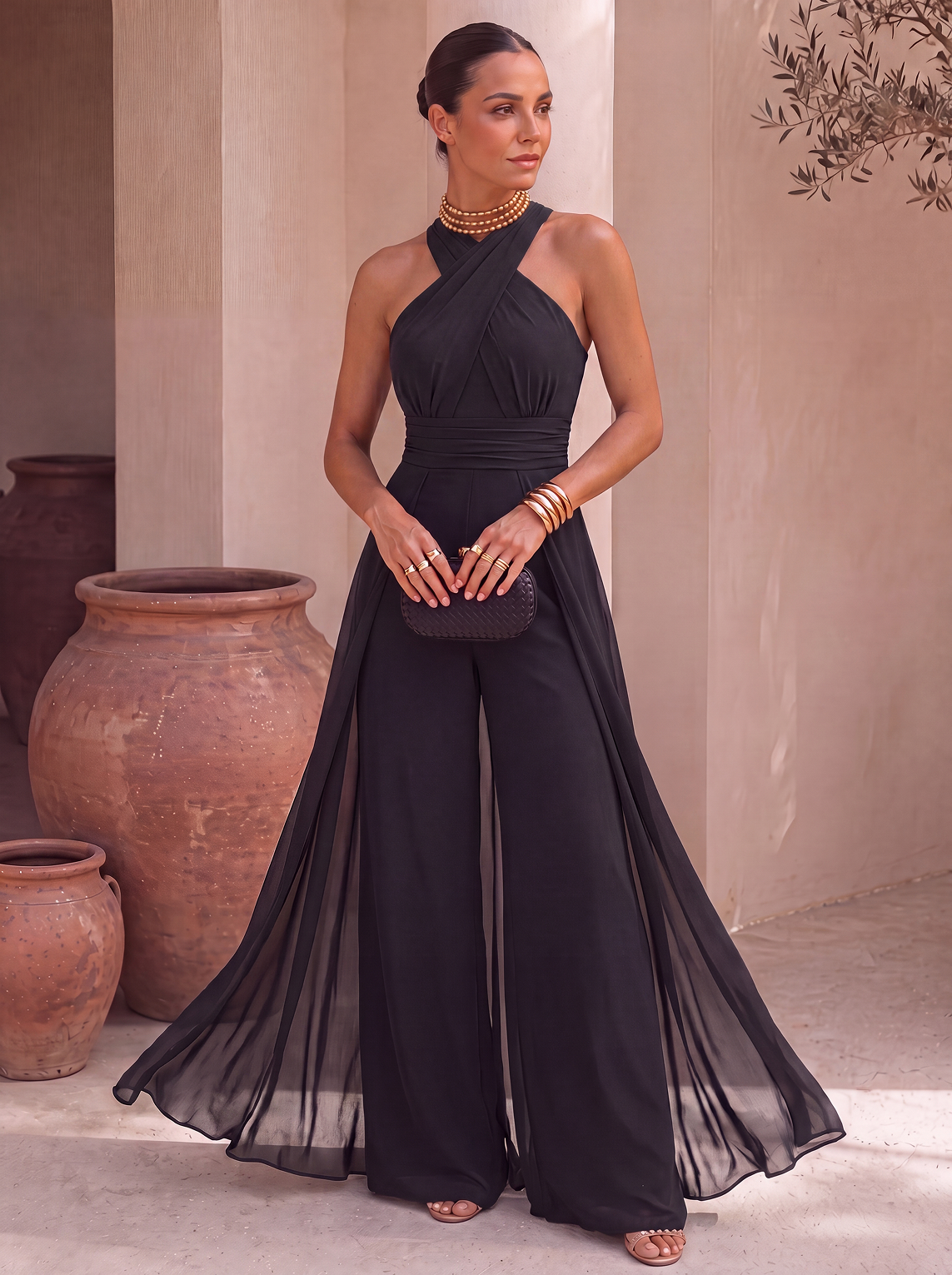 Mono largo con escote halter y pañuelo en chifón de Elara Voss, en diferentes colores, mostrando detalles de la prenda.