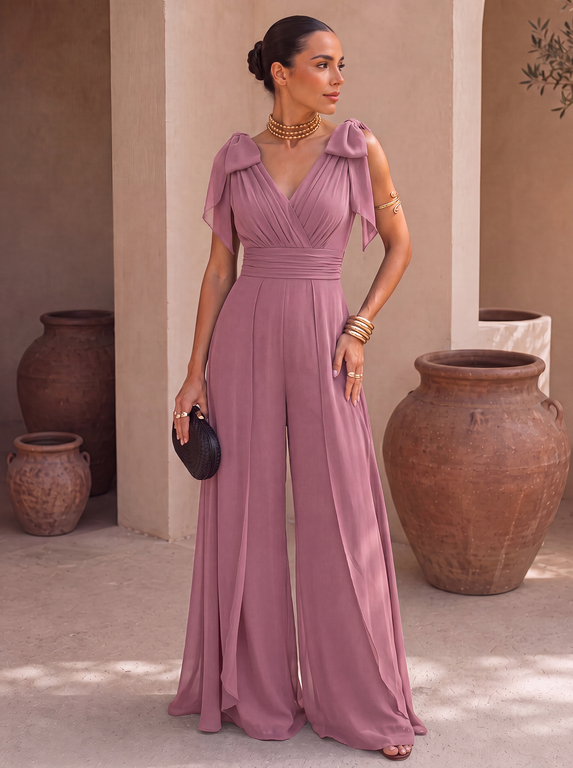 Mono largo con escote halter y pañuelo en chifón de Elara Voss, en diferentes colores, mostrando el diseño y la tela ligera.